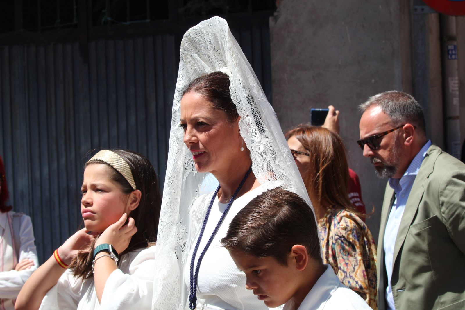 Misa solemne en honor a Santa Marta y a continuación procesión y vino español en el paseo fluvial.