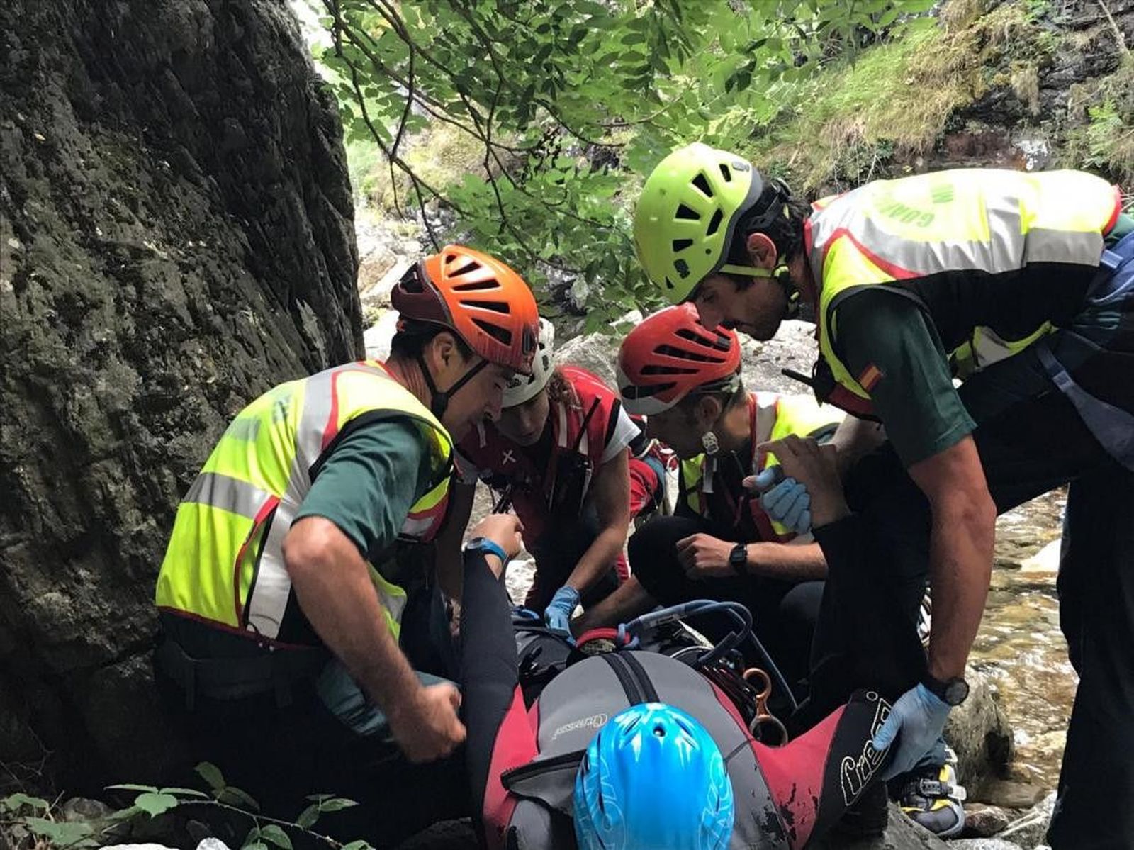 Imagen de un rescate de un barranquista lesionado en sahun tras un salto a una poza