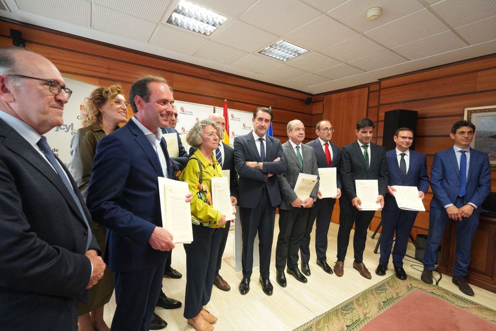 Firma del convenio entre la Junta y nueve entidades financieras para la concesión de garantías destinadas a facilitar el acceso de jóvenes a su primera vivienda en régimen de propiedad.