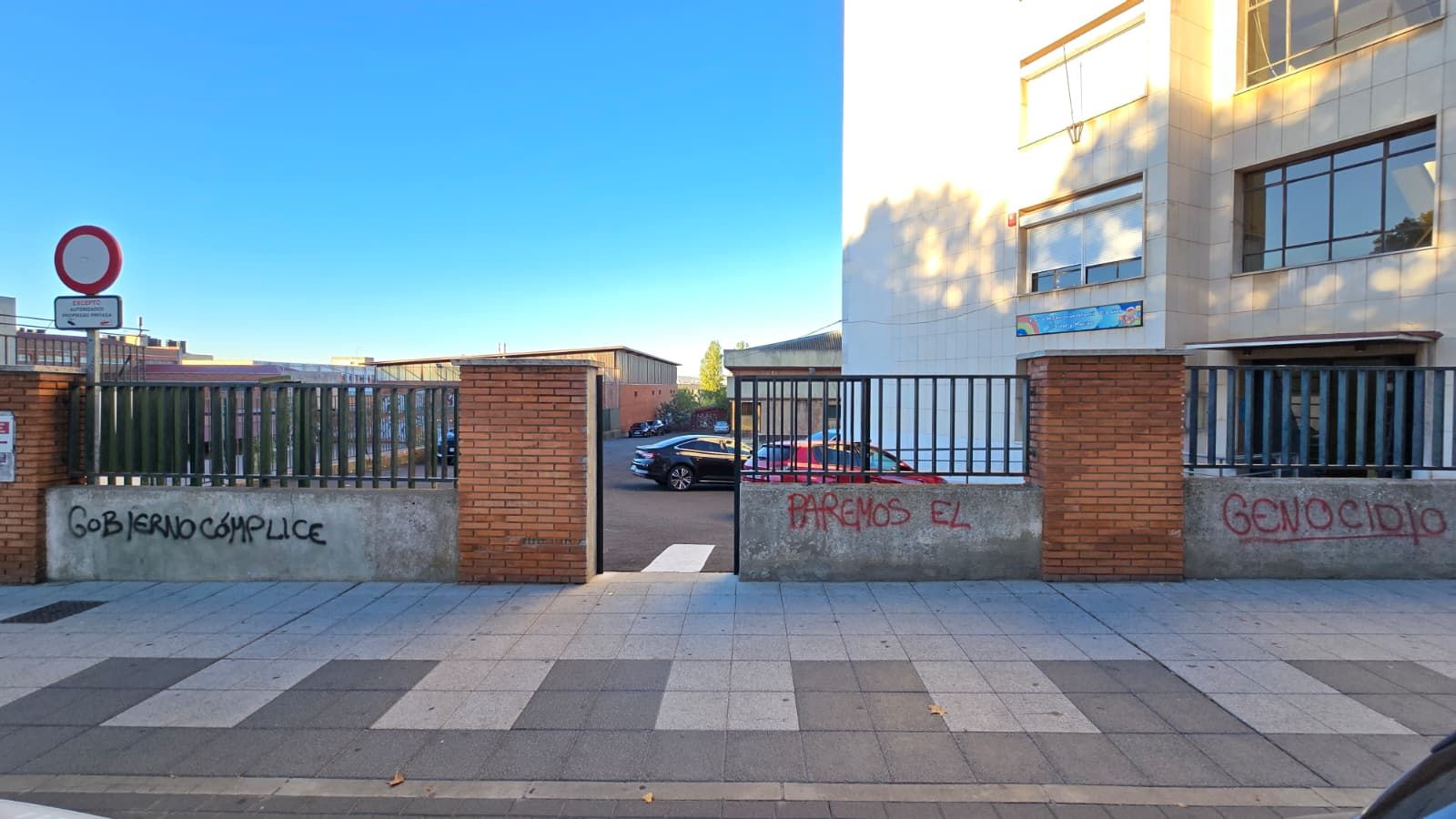 Realizan varias pintadas y ponen silicona en edificos públicos en protesta por Gaza