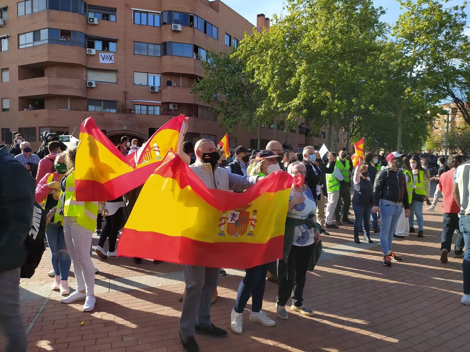 La Policía carga en Vallecas en el arranque del acto de Vox