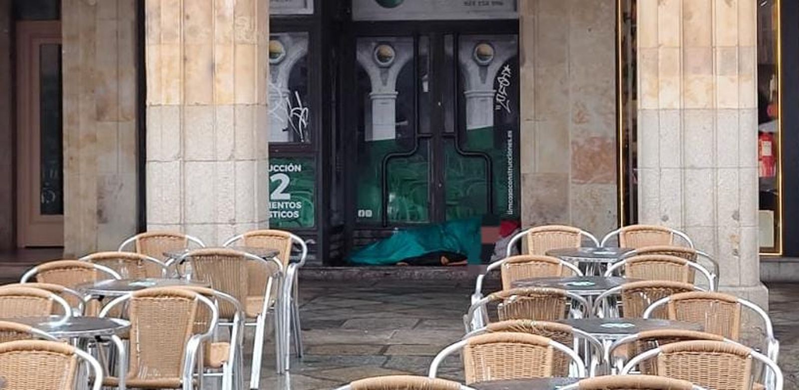 Quejas entre los turistas de Salamanca por una persona sin hogar durmiendo en la Plaza Mayor