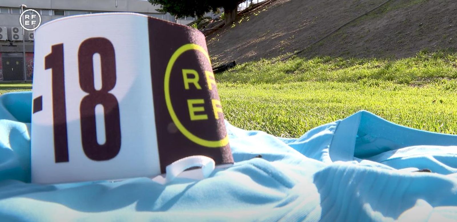 Brazalete identificativo para árbitros menores de edad. Imagen: RFEF.