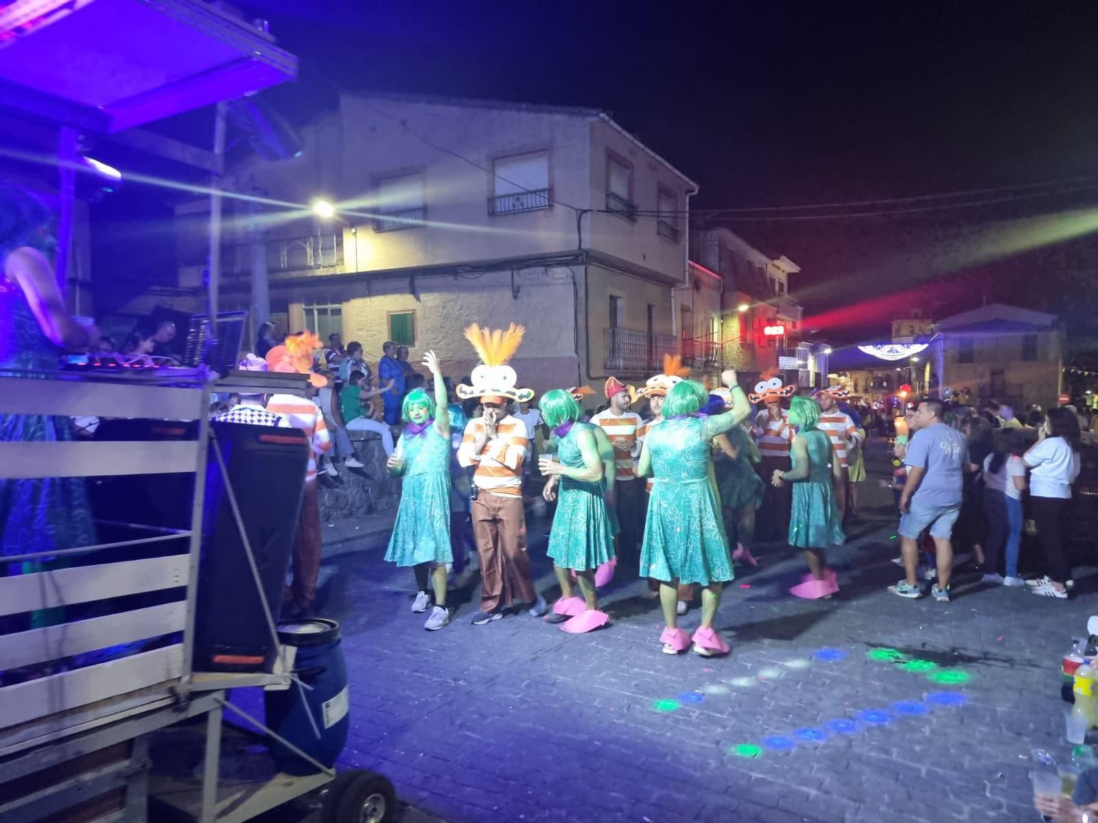 El desfile de carrozas de Aldeadávila vuelve a llenar de luz y color las calles en sus fiestas