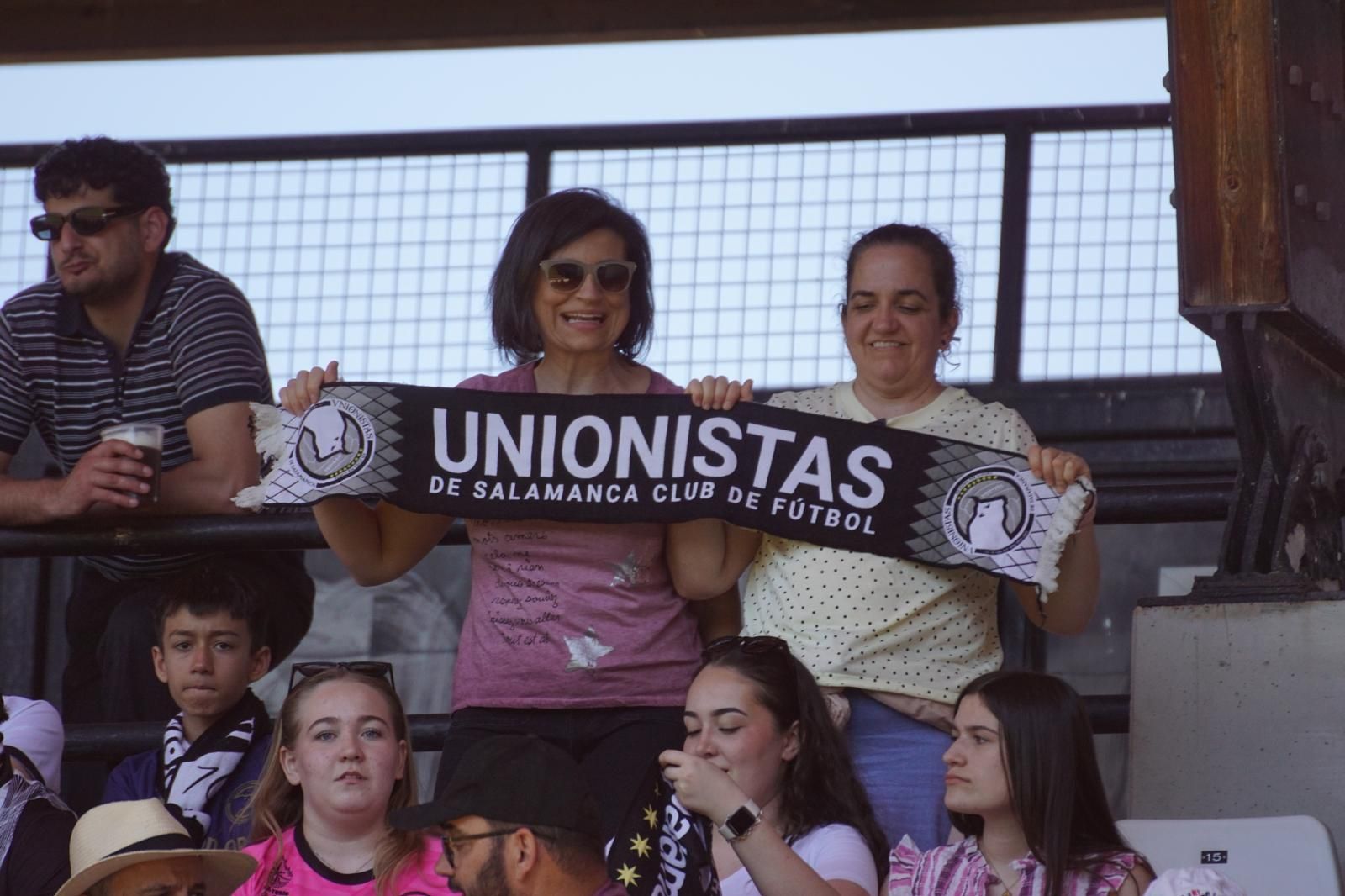 Gran ambiente en la grada para ver el partido entre Zamora - Unionistas en el Estadio Ruta de la Plata