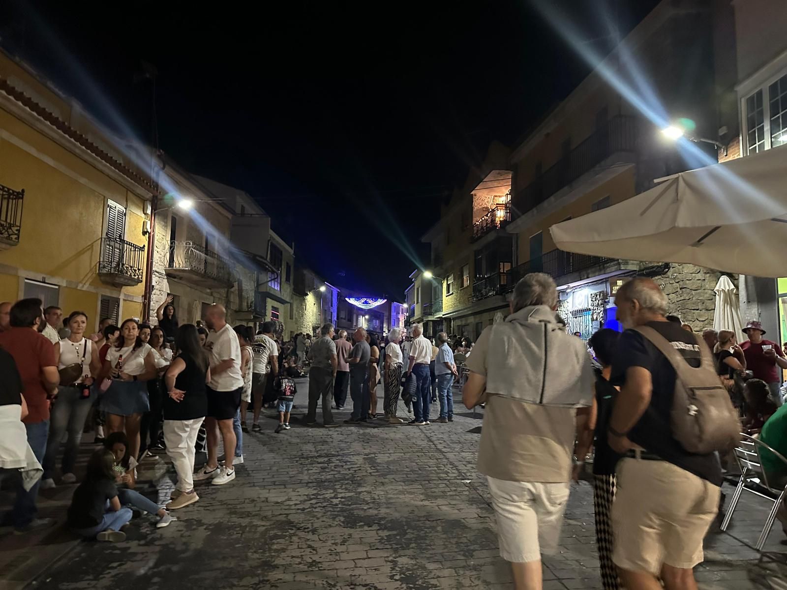 El desfile de carrozas de Aldeadávila vuelve a llenar de luz y color las calles en sus fiestas