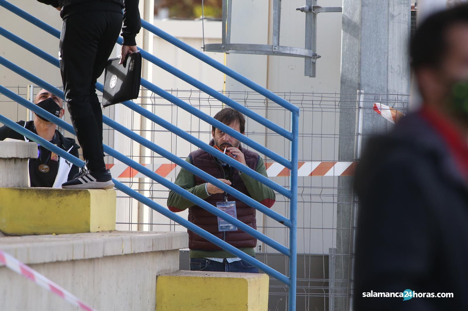 Diego Hernansanz, fumando en el Reina Sofía