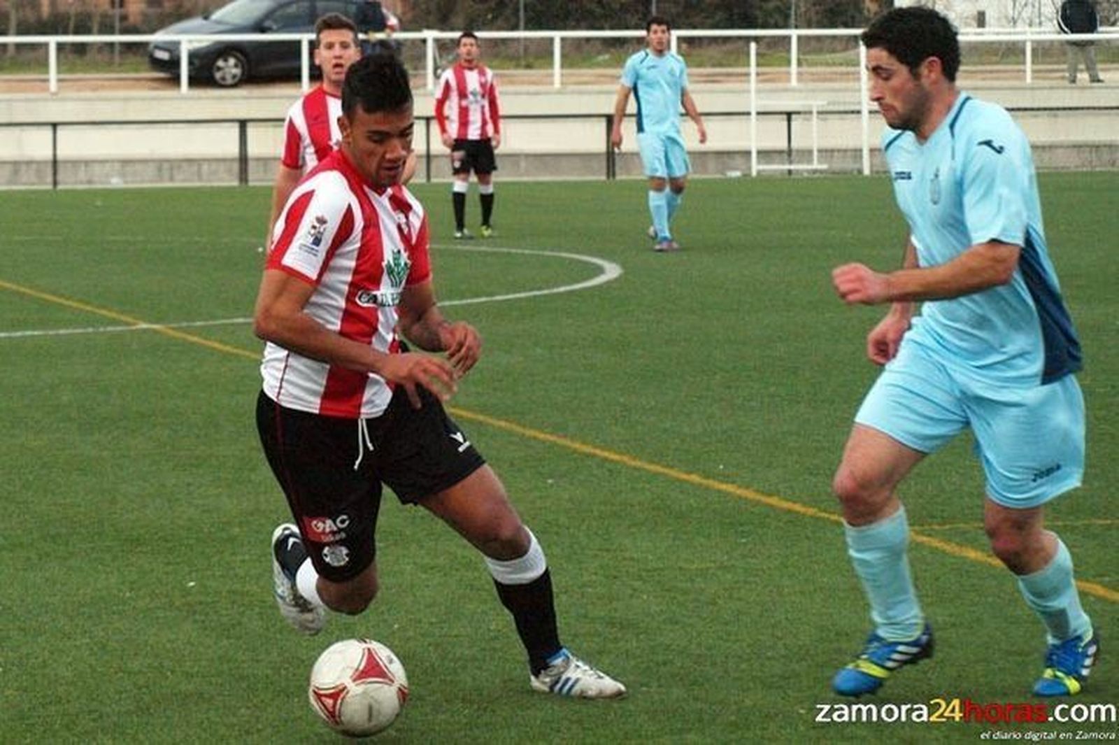 Roberto Aguirre busca en la cantera un jugador ofensivo para completar la convocatoria