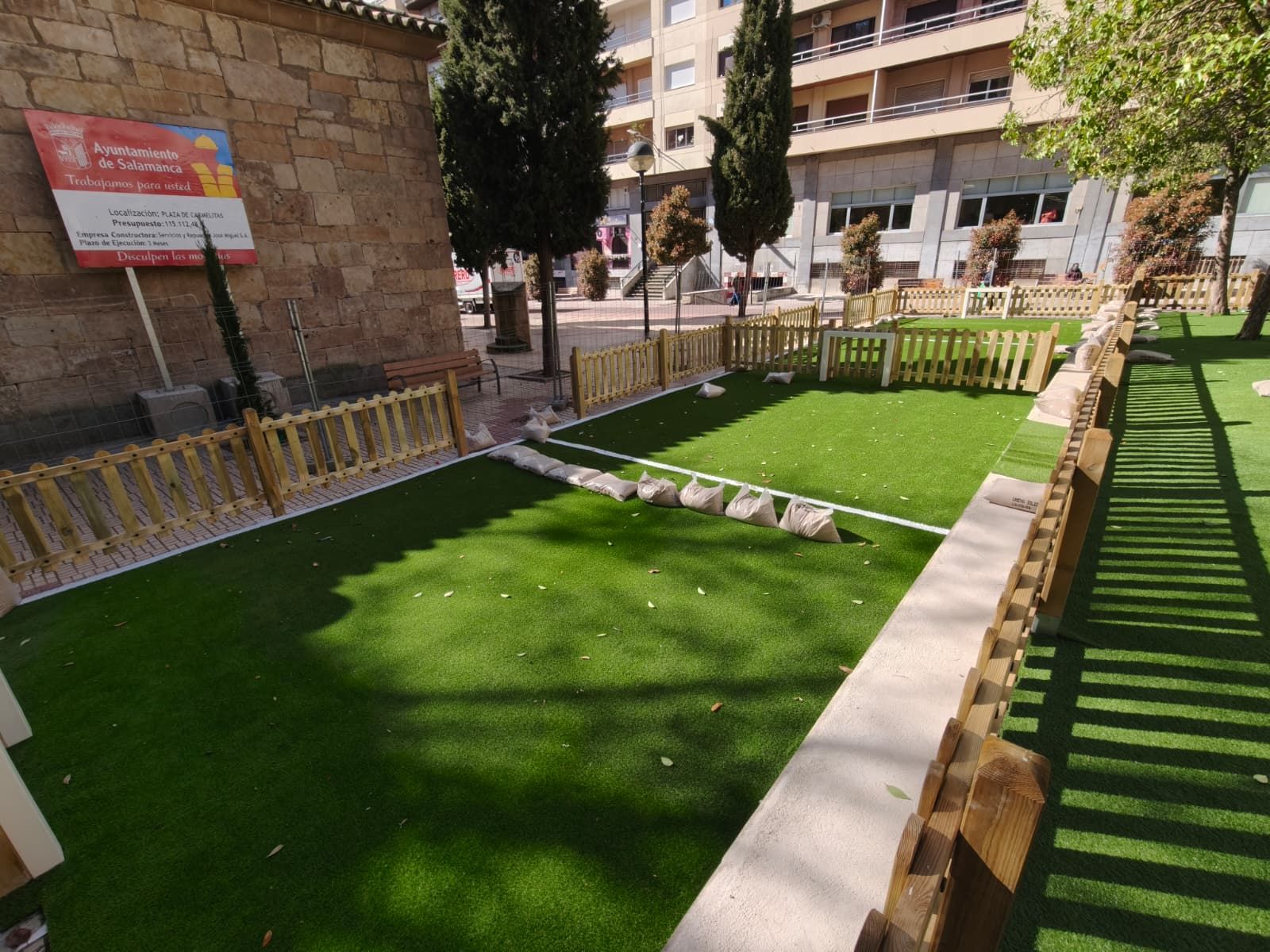 Parque infantil de la plaza de Carmelitas con los nuevos ‘campitos’ de fútbol y mobiliario mejorado