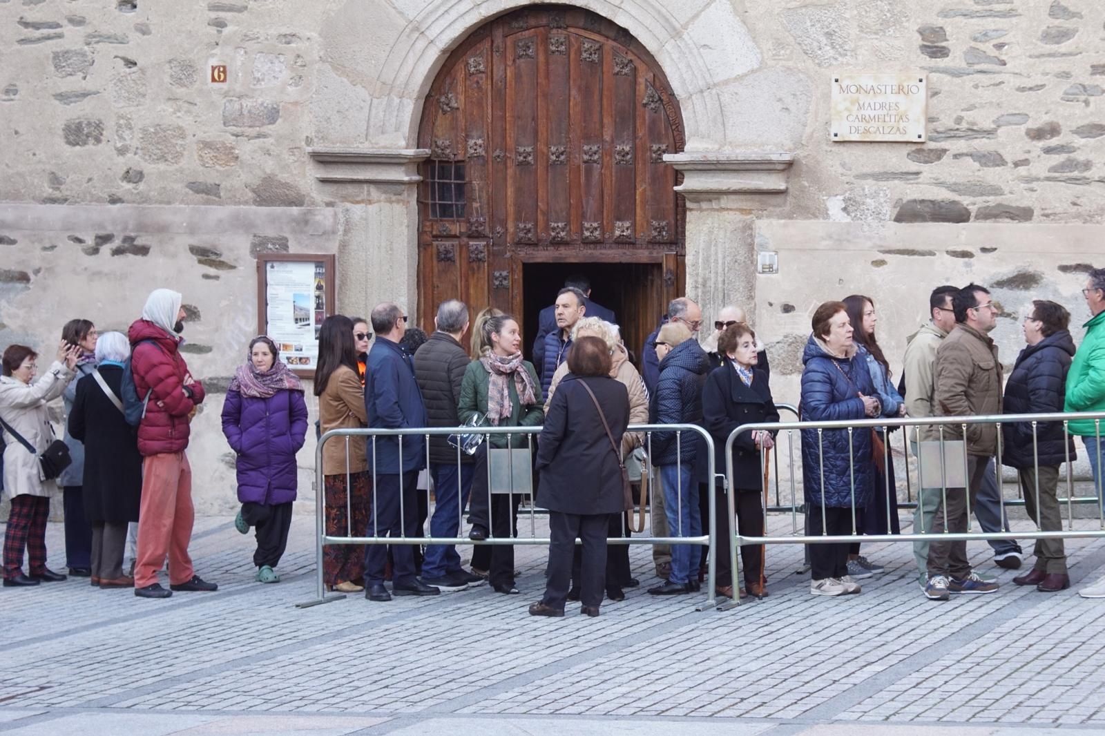 apertura-de-la-basilica-de-la-anunciacion-para-venerar-el-cuerpo-de-santa-teresa-en-alba-de-tormes-fotos-juanes-8