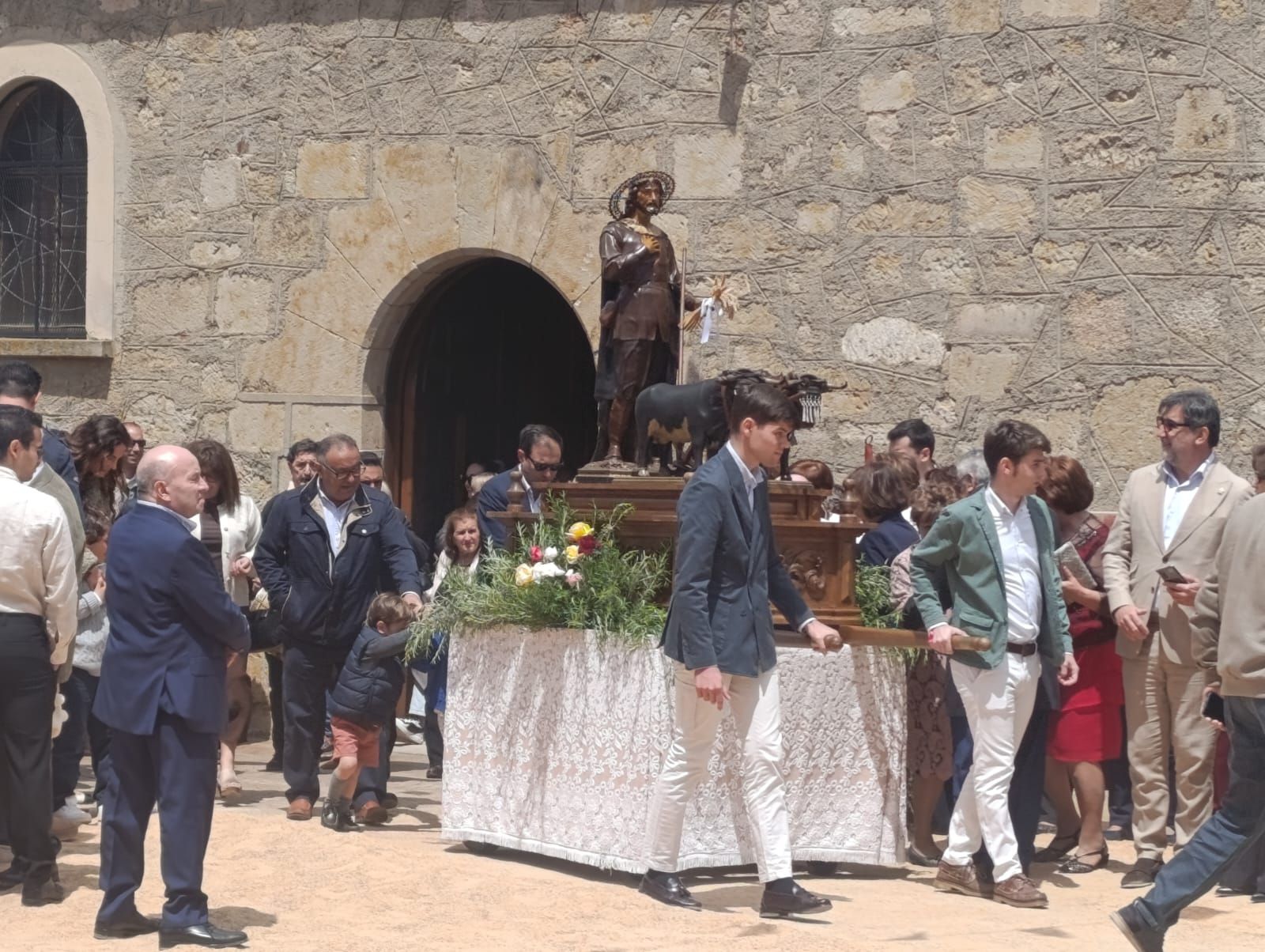 Cabrillas arropa a San Isidro por sus fiestas en el día de la bendición de los campos