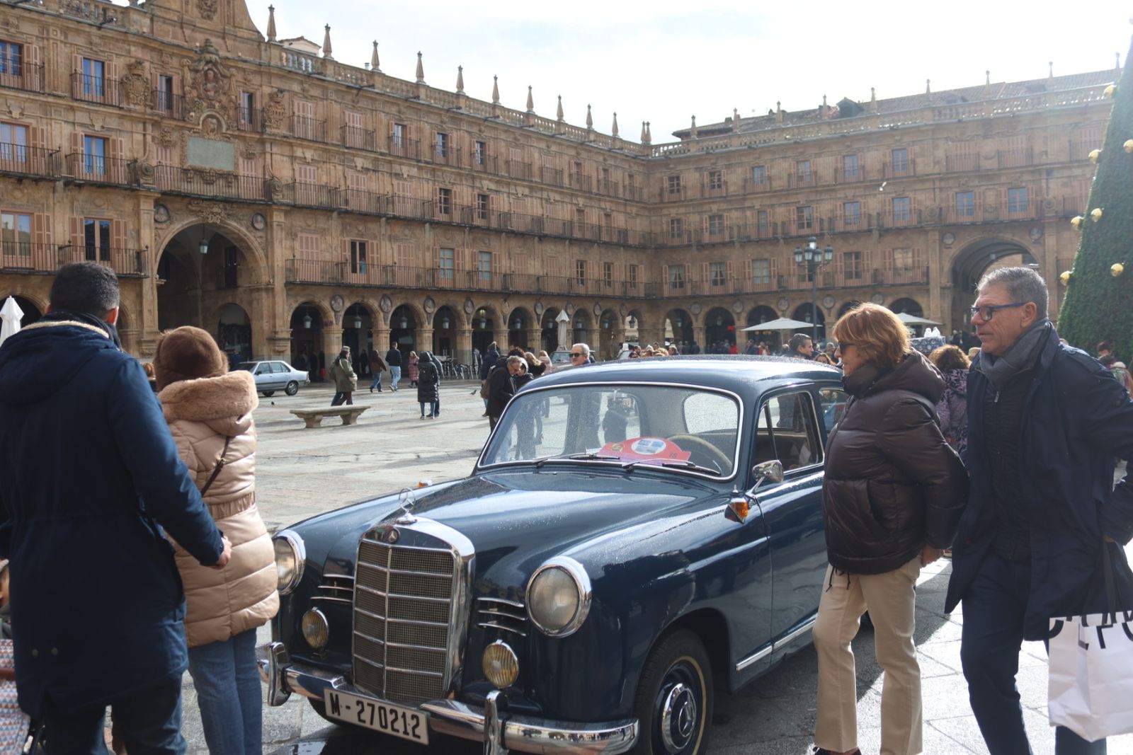 Exposición vehículos Día del Guardia Urbano en la Plaza Mayor de Salamanca