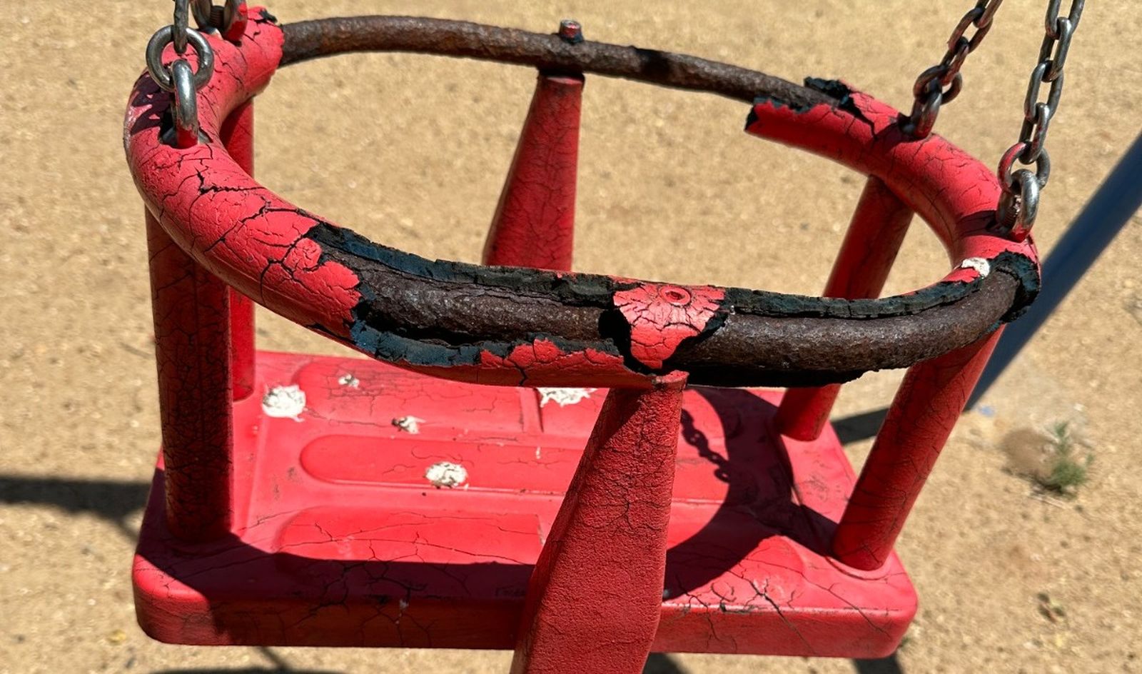 Vecinos denuncian el estado de abandono del parque infantil de Tardáguila