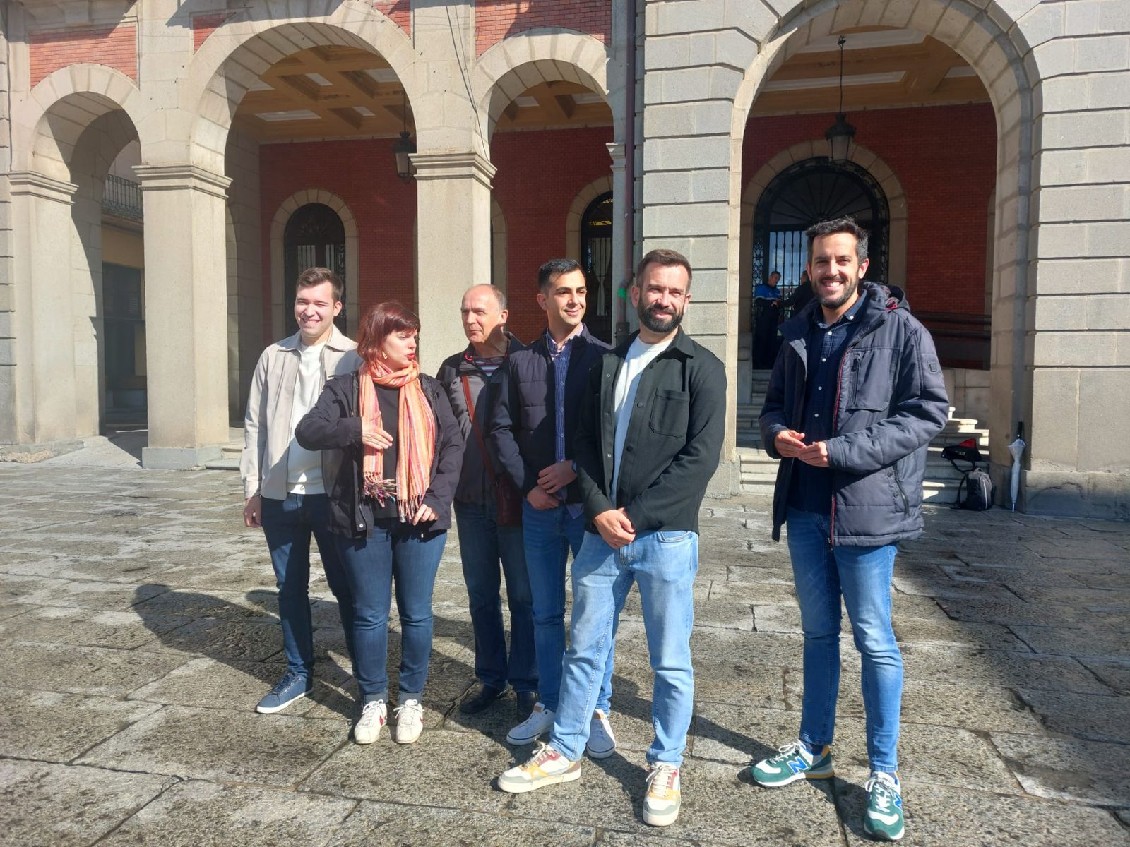 David Gago y su equipo frente al Ayuntamiento de Zamora