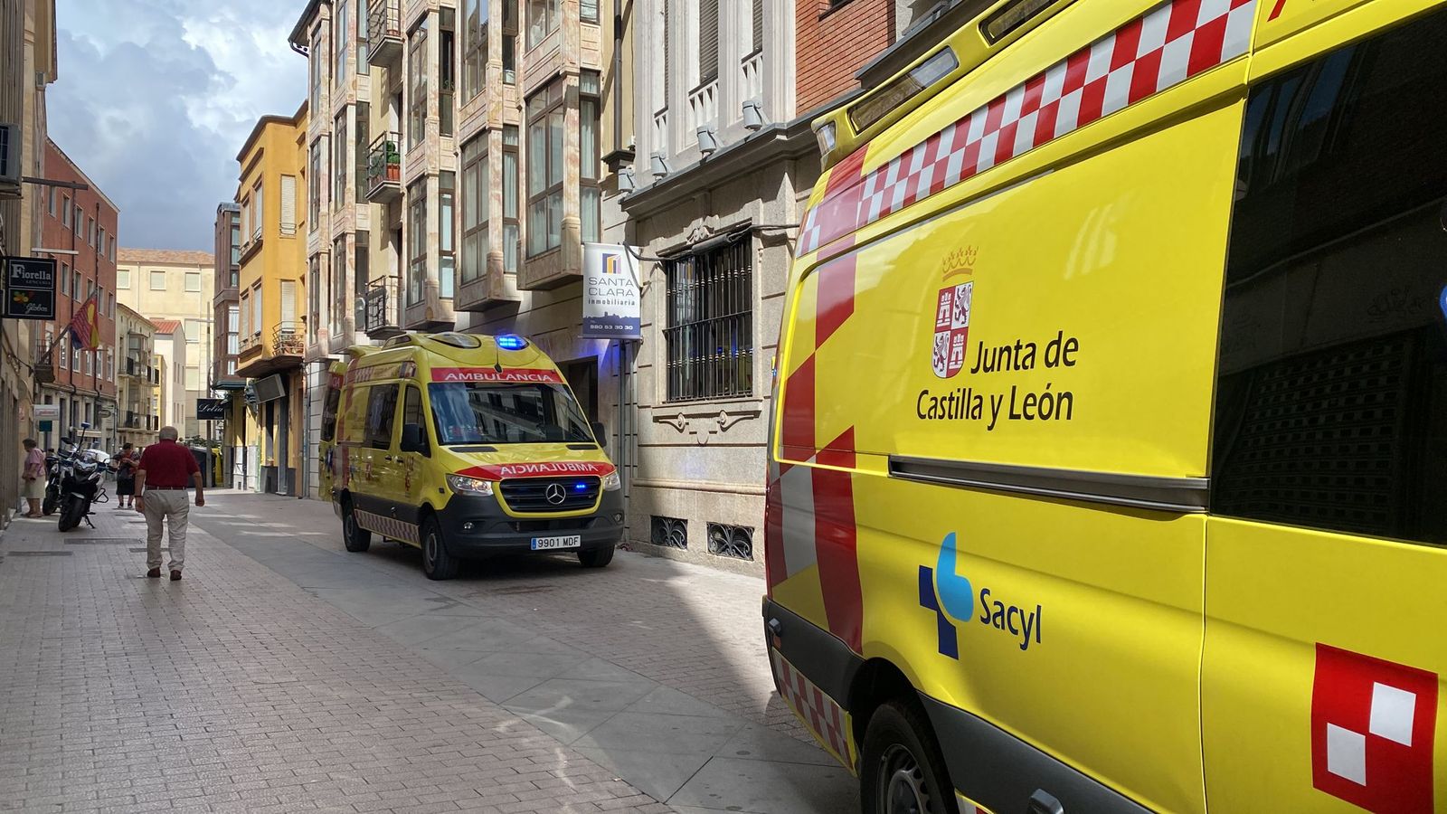 Imagen de ambulancias en la calle Pelayo
