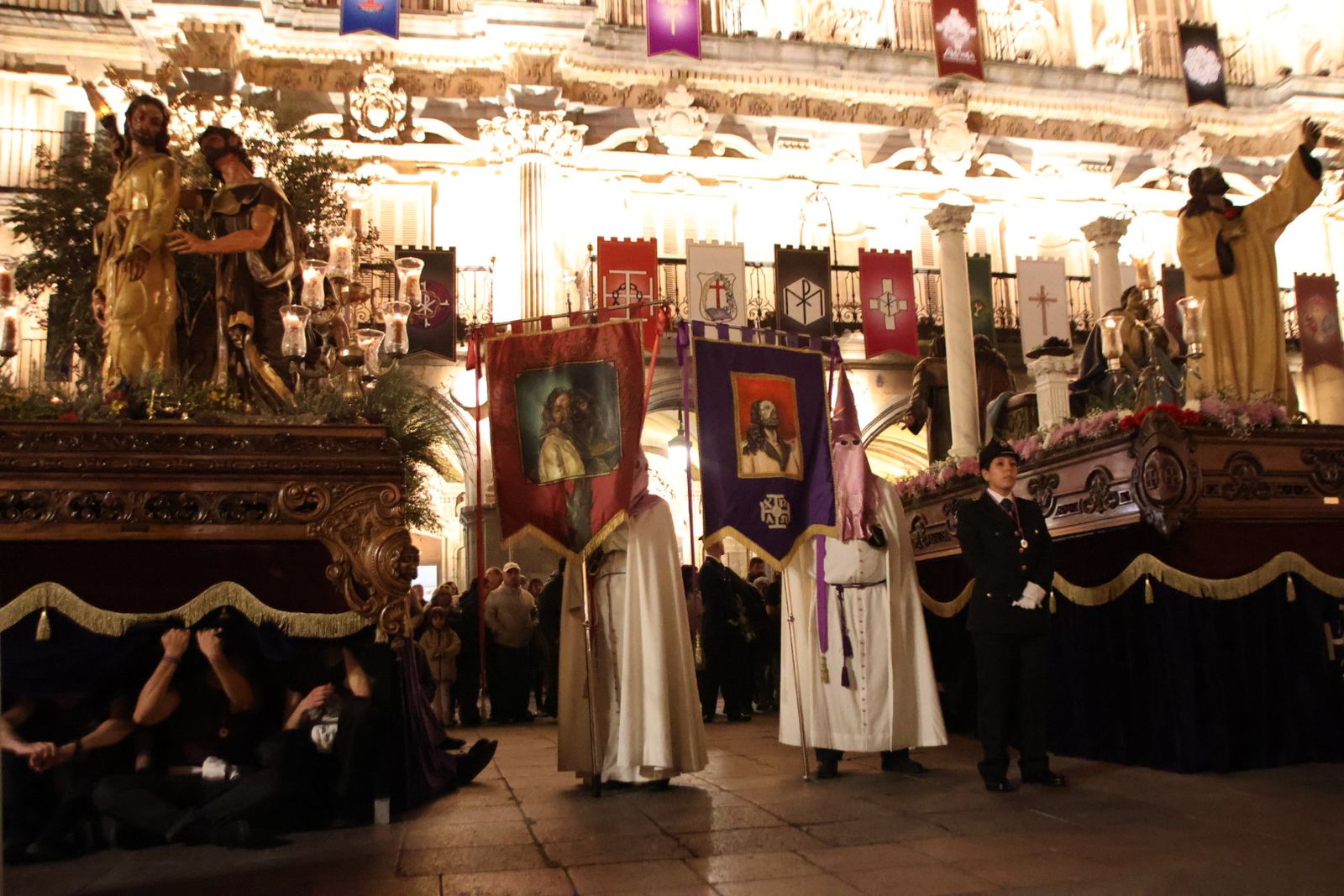 Emotivo desfile por el centenario de Seráfica Hermandad de Nazarenos con gran presencia de niños
