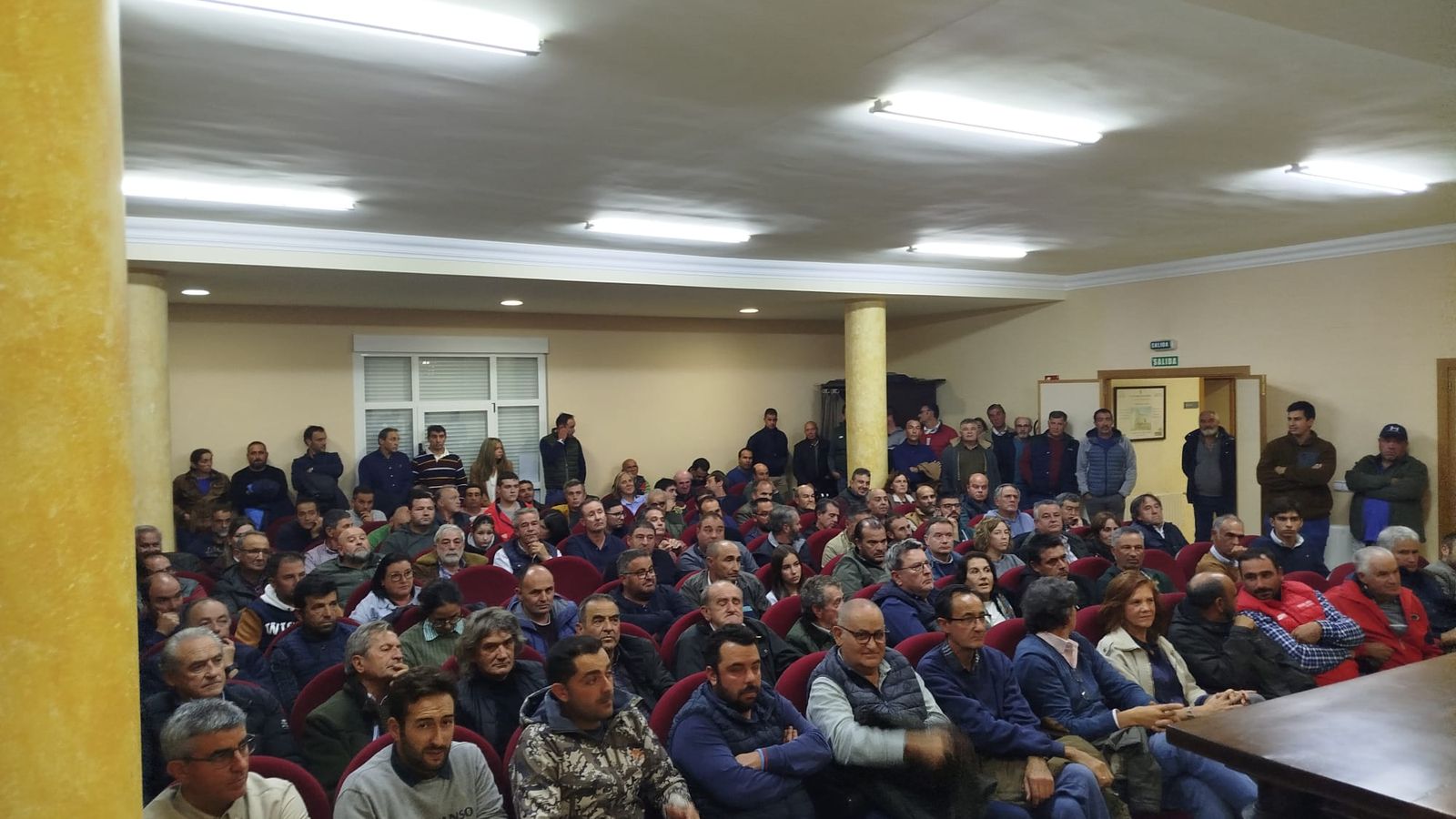 Reunión celebrada el 7 de noviembre para exigir soluciones ante la Dermatosis y la situación del saneamiento ganadero