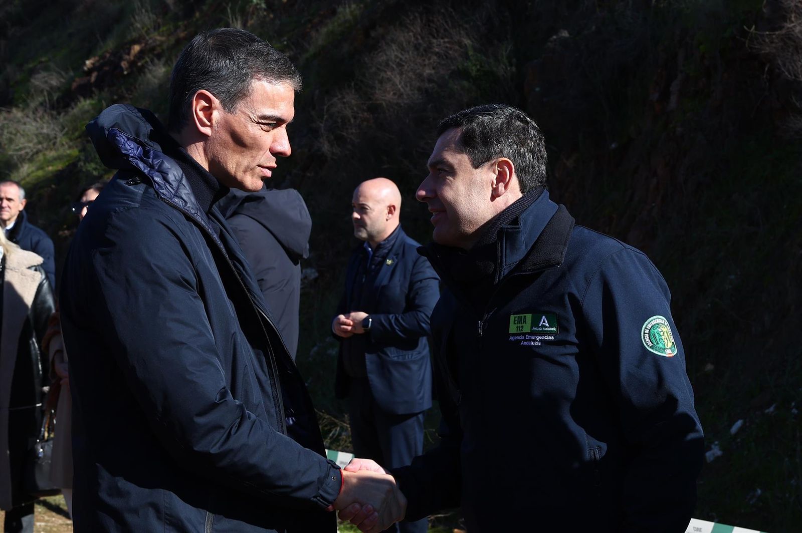 El presidente del Gobierno, Pedro Sánchez (i), saluda a los responsables de los Servicios de Eemergencias qeu trabajan en la zona afectada por el accidente ferroviario ocurrido en Adamuz, a 19 de enero de 2026, en Adamuz, Córdoba, Andalucía (España). - Pool Moncloa/Fernando Calvo