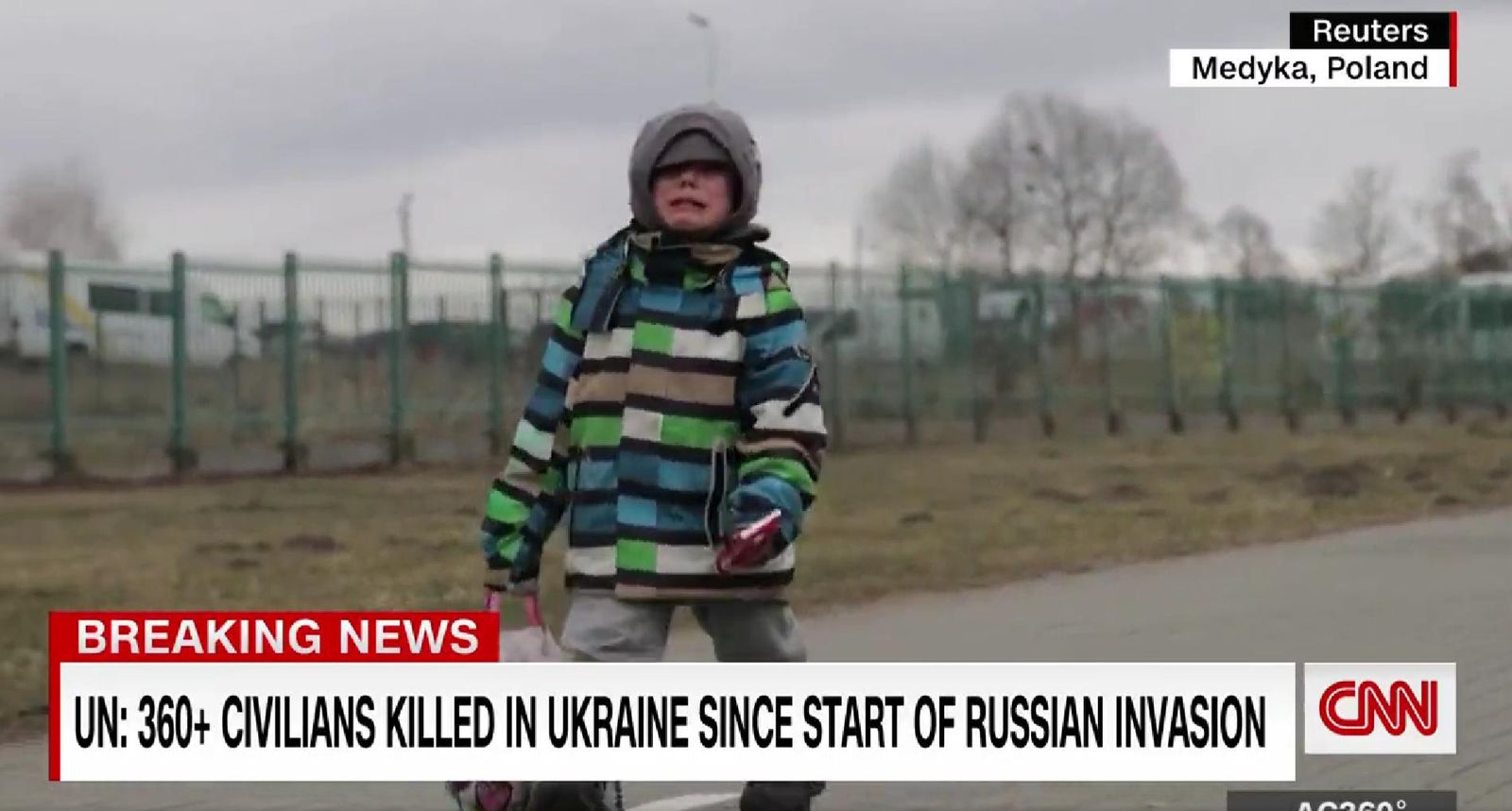 Niño ucraniano cruza solo la frontera con Polonia