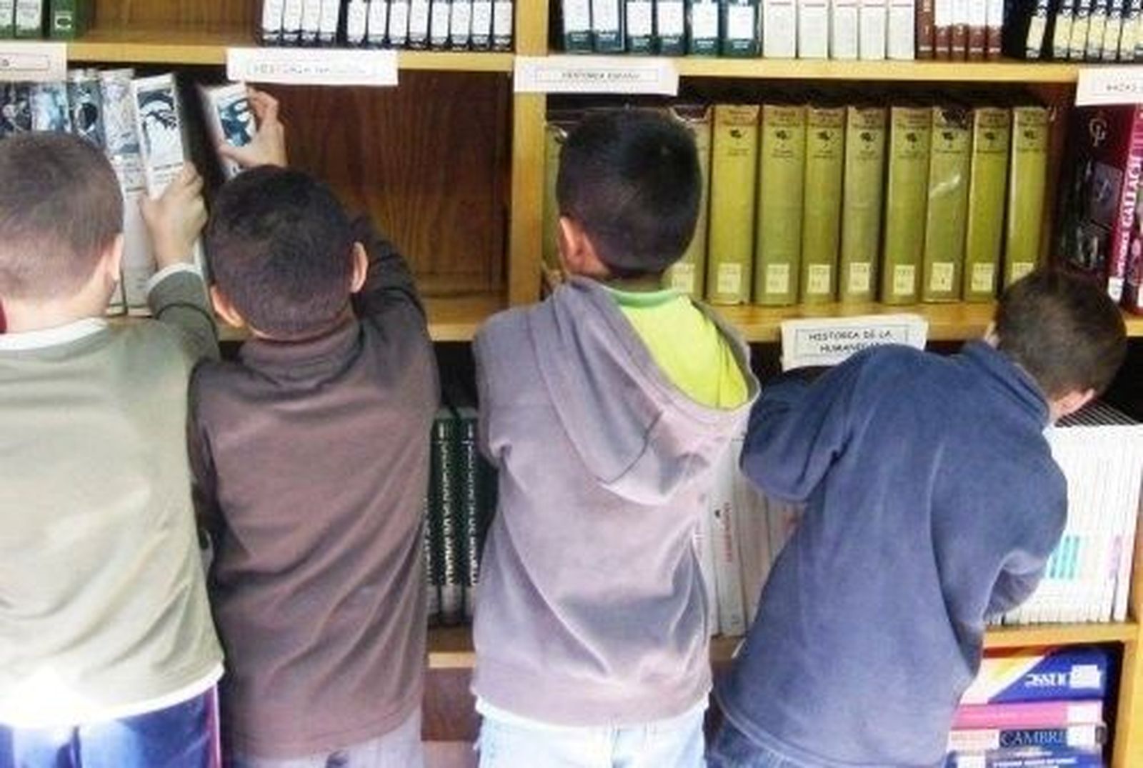 Niños cogiendo libros. Foto de archivo