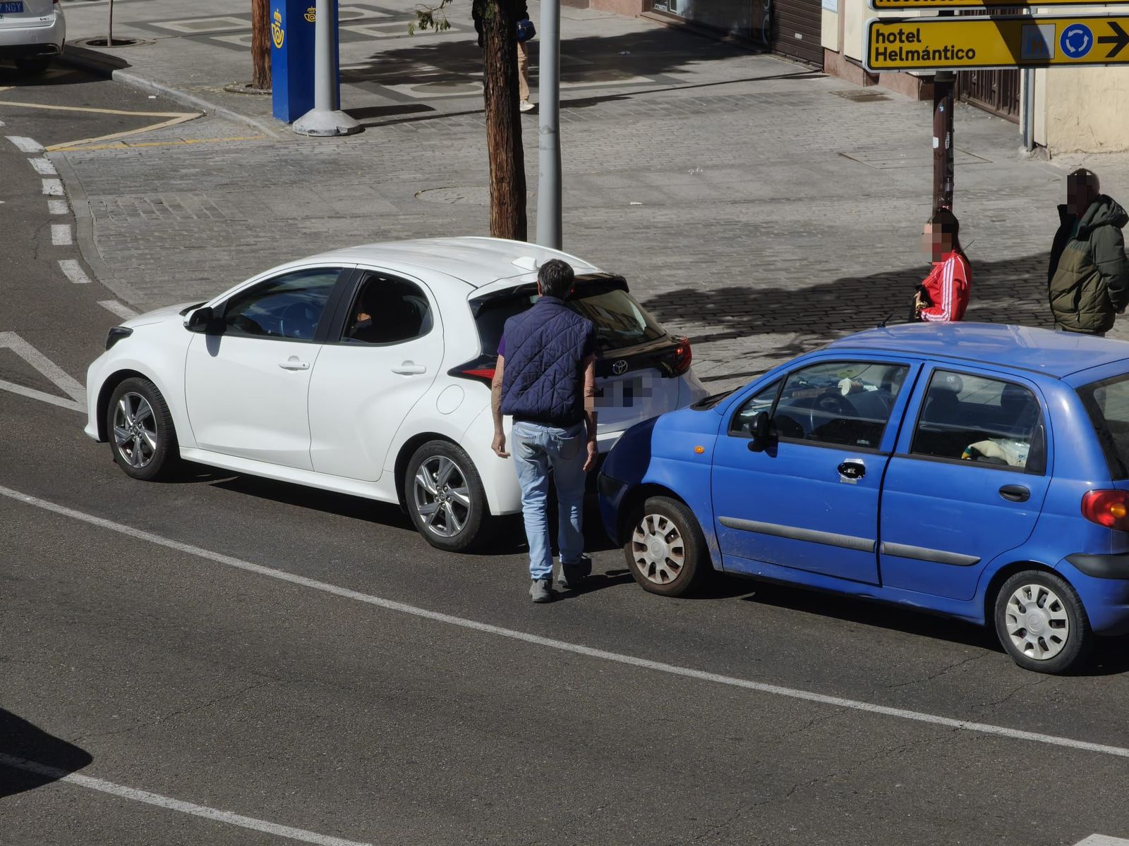Un coche golpea a un autobús urbano después de haber colisionado con otro vehículo en la Puerta de Zamora