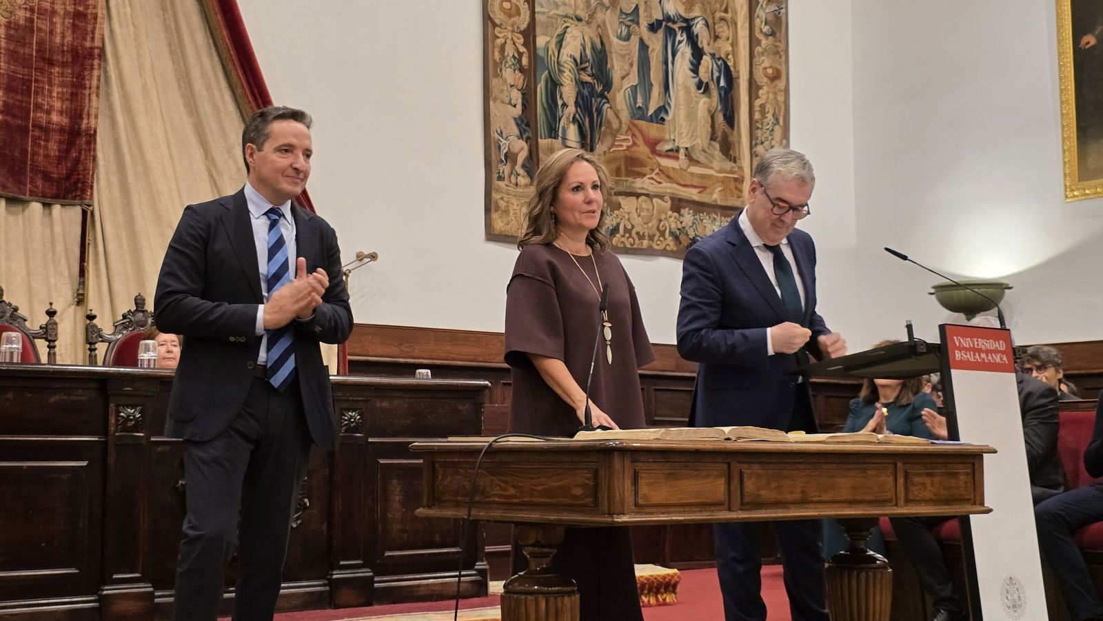 El rector de la Universidad de Salamanca preside el acto de toma de posesión de nuevos cargos académicos y del personal docente e investigador