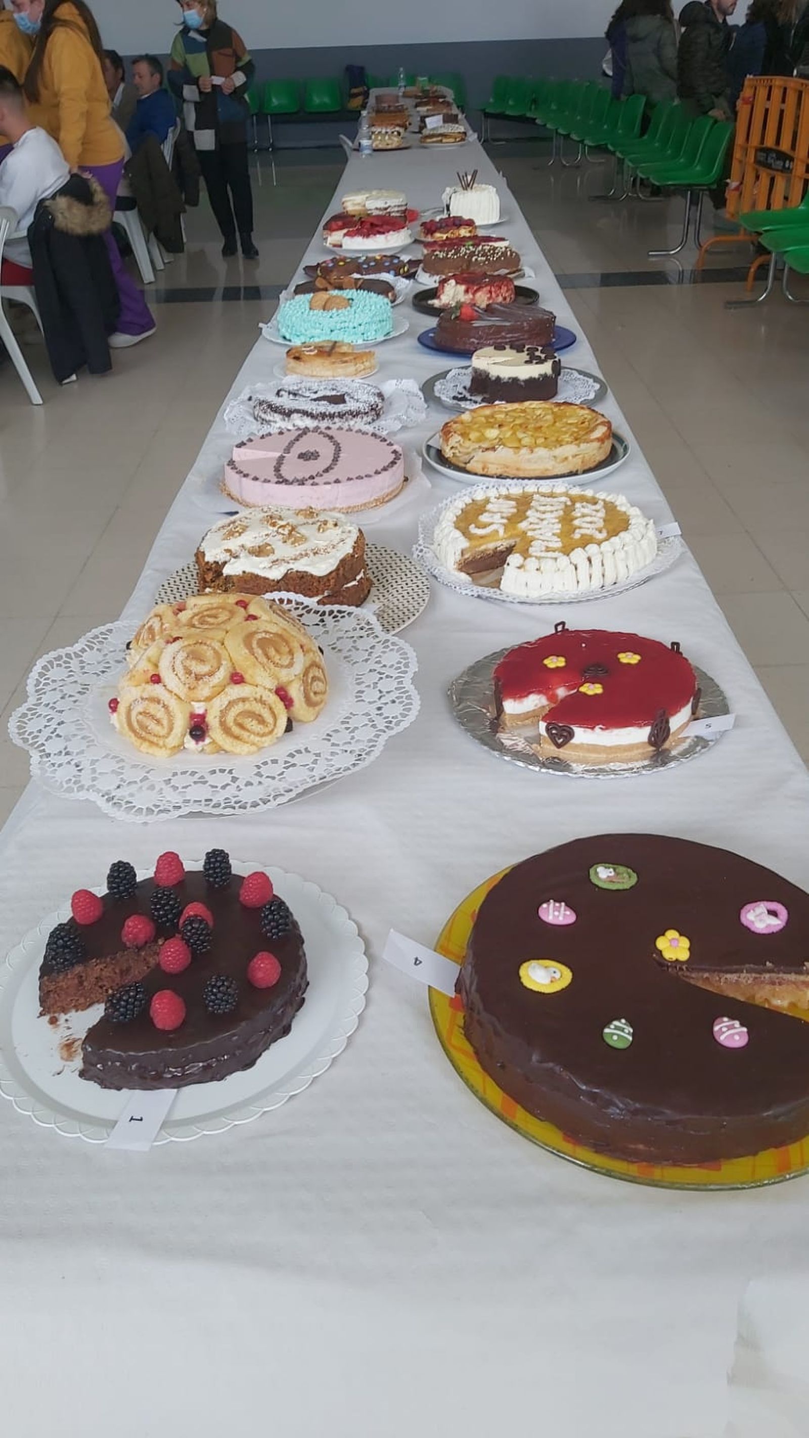 Casi un centenar de participantes en el popular concurso de tartas de Doñinos