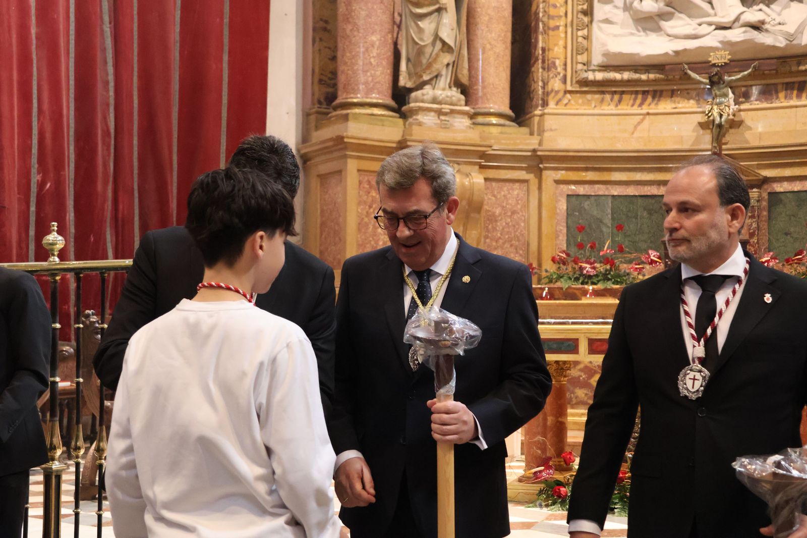 entrada-de-nuevos-hermanos-de-la-cofradia-del-silencio-14