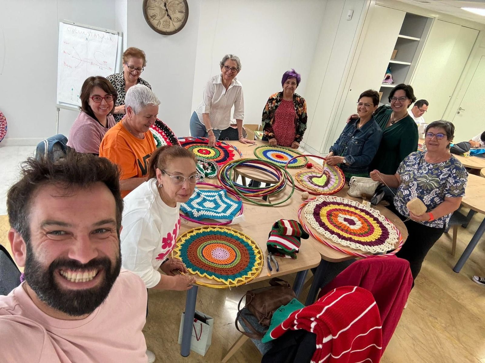 El grupo Tejiendo Zamora con David Gago. Archivo