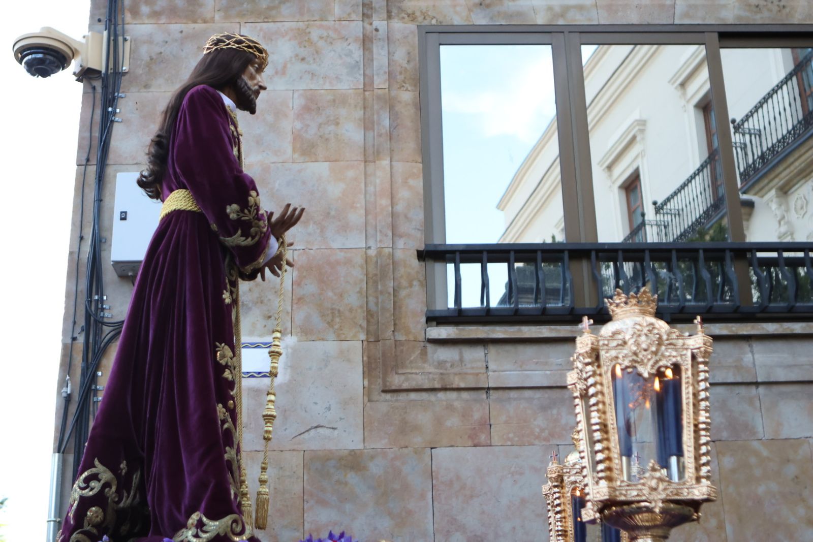 Jesús Rescatado procesiona en Salamanca con su nueva túnica y la atenta mirada de cientos de fieles