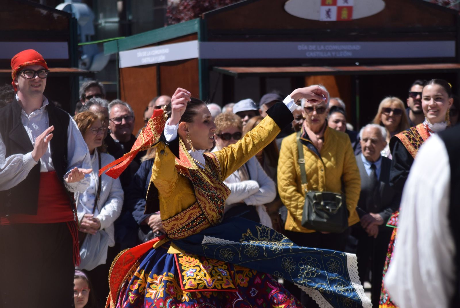 actuacion-dona-urraca-en-la-marina-11