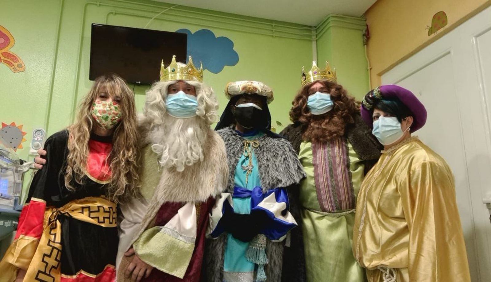 Los Reyes Magos visitan la planta de Pediatría del Clínico