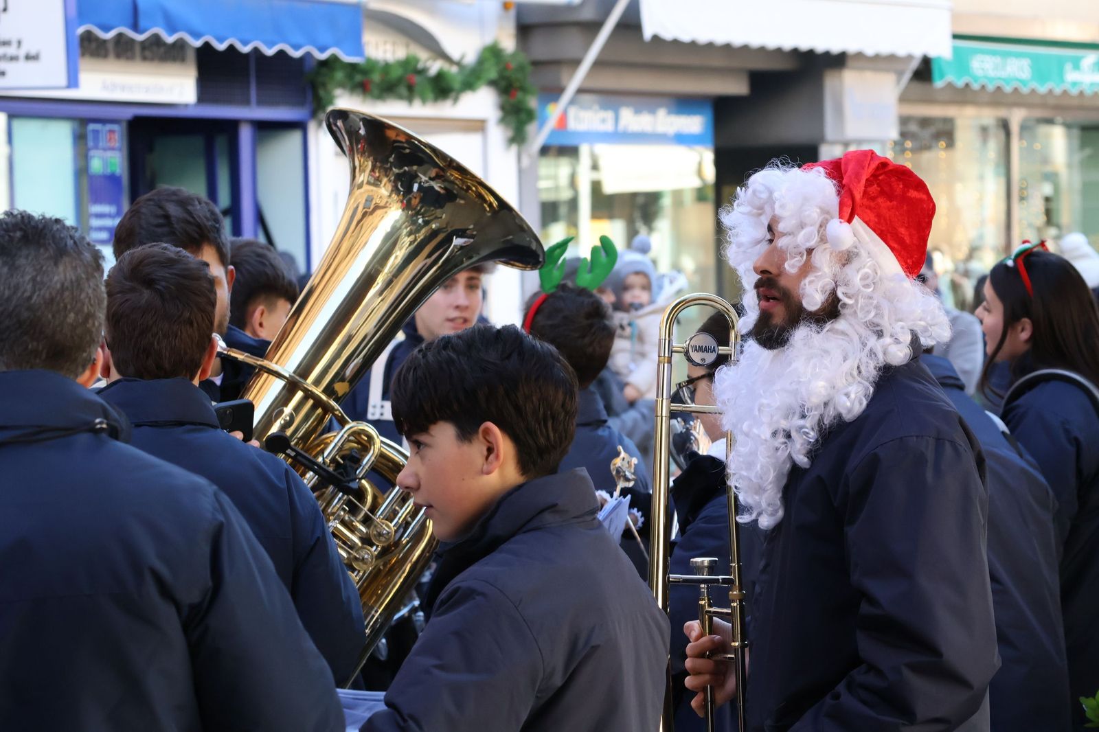 GALERÍA | Zamora vive un pasacalles repleto de espíritu navideño