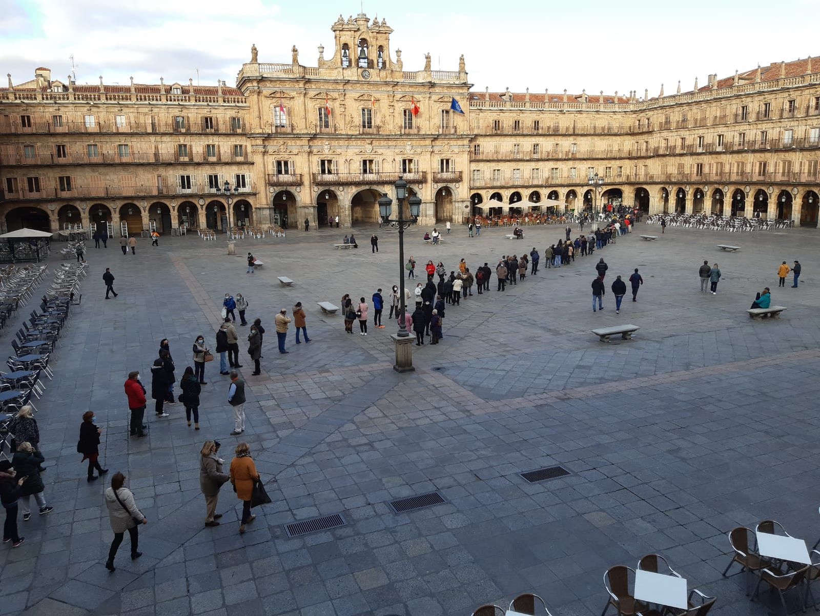 Cola para hacerse con la lotería de Navidad de la USAL. Foto SALAMANCA24HORAS. Cola para hacerse con la lotería de Navidad de la USAL. Foto SALAMANCA24HORAS.
