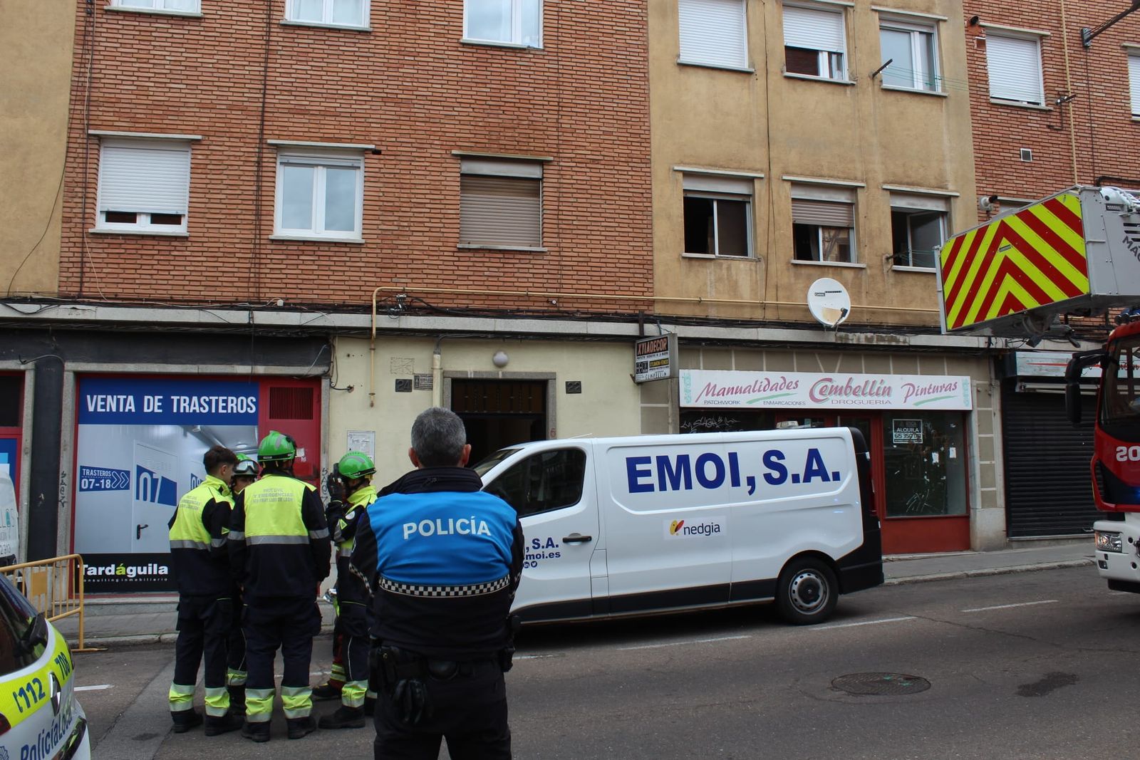 incendio-en-una-vivienda-de-la-calle-candelario-bomberos-policia-local-y-nacional-5