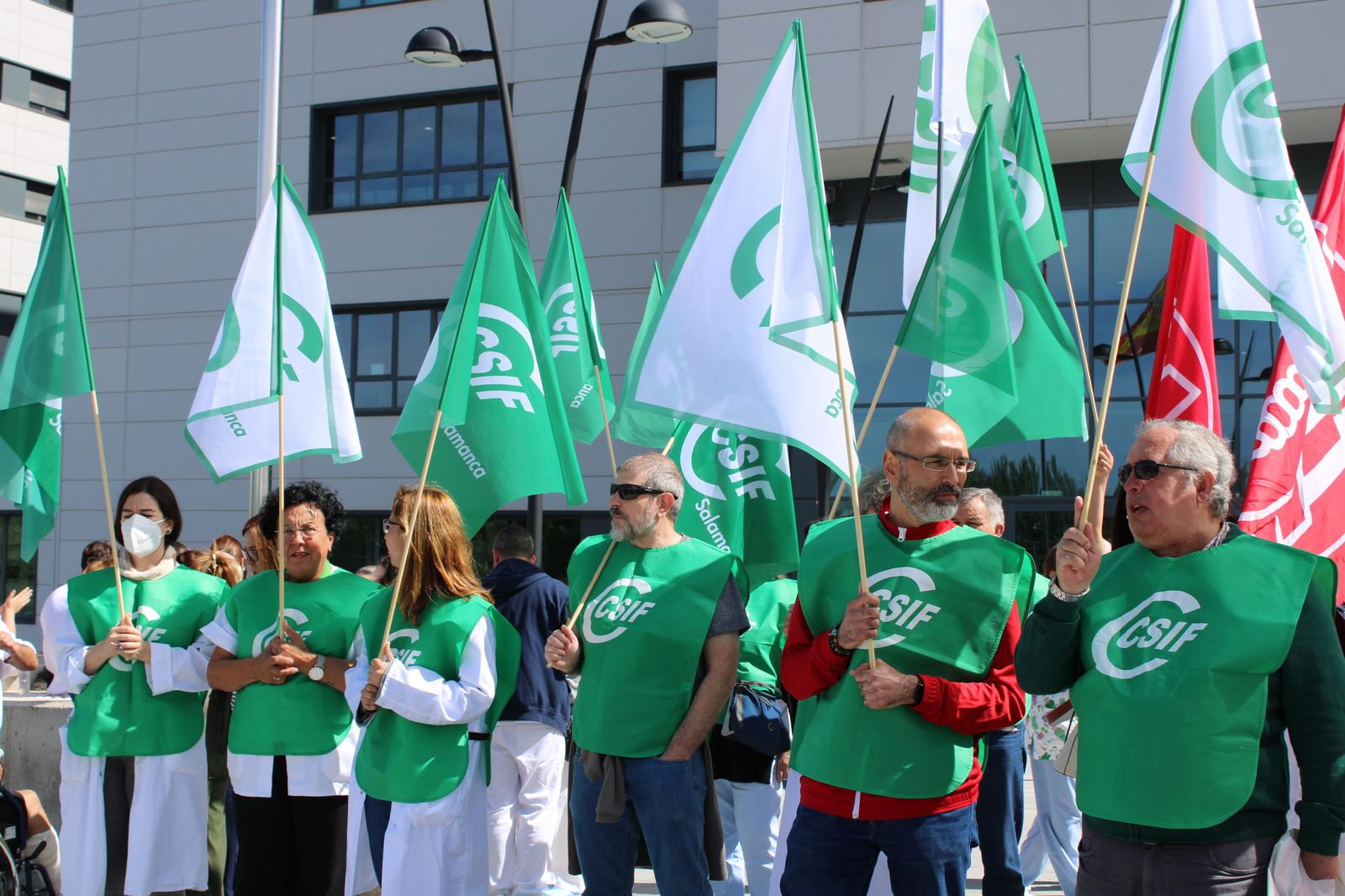 Concentración de trabajadores sanitarios frente al Hospital de Salamanca