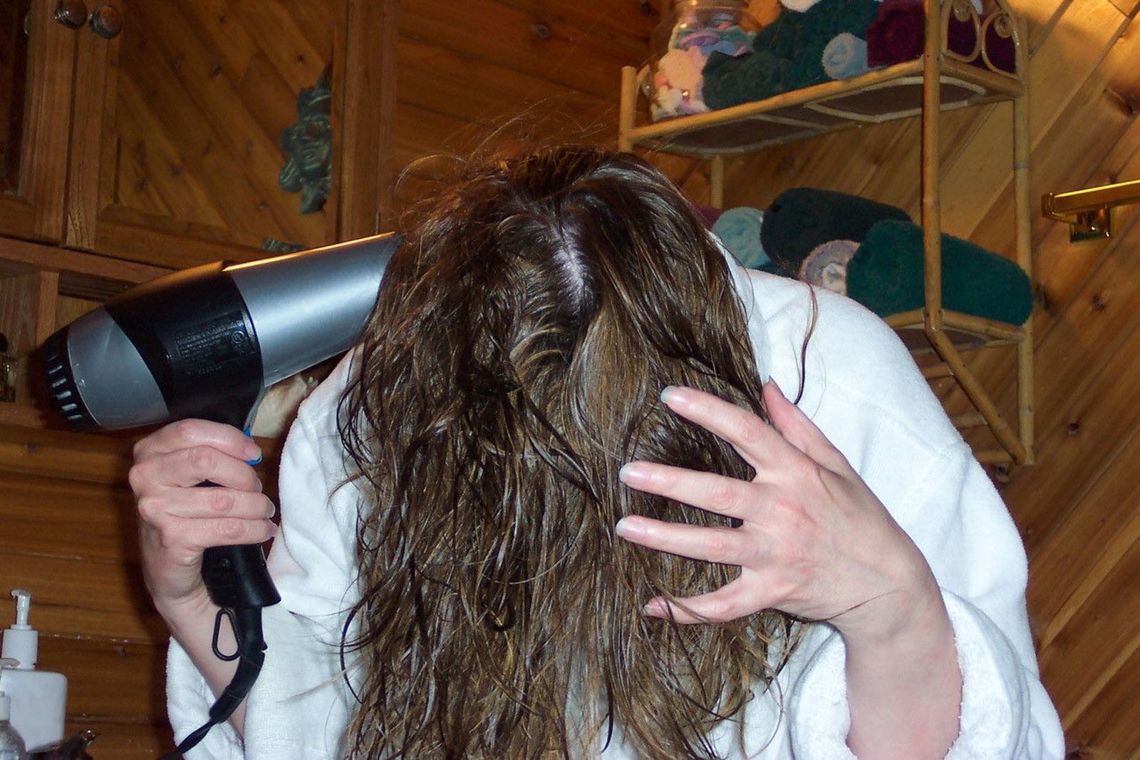 Woman drying hair 234412889835803tZ