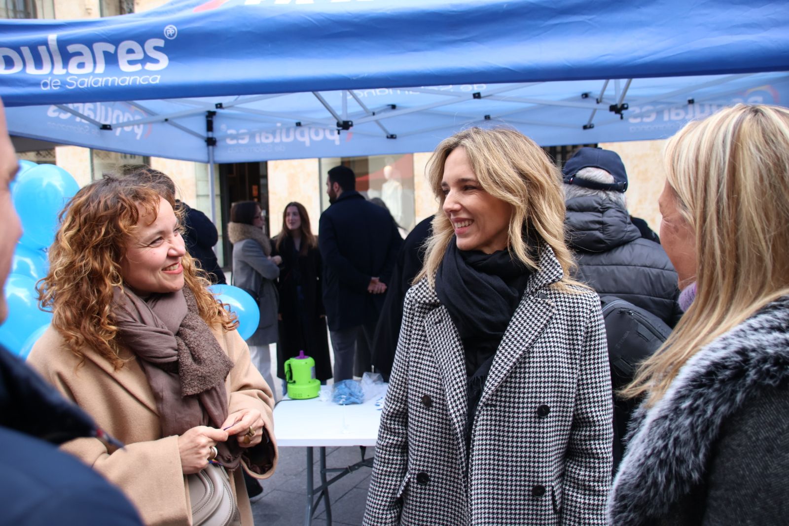 Cayetana Álvarez de Toledo y Carlos García Carbayo, dan un paseo electoral por la Plaza Mayor