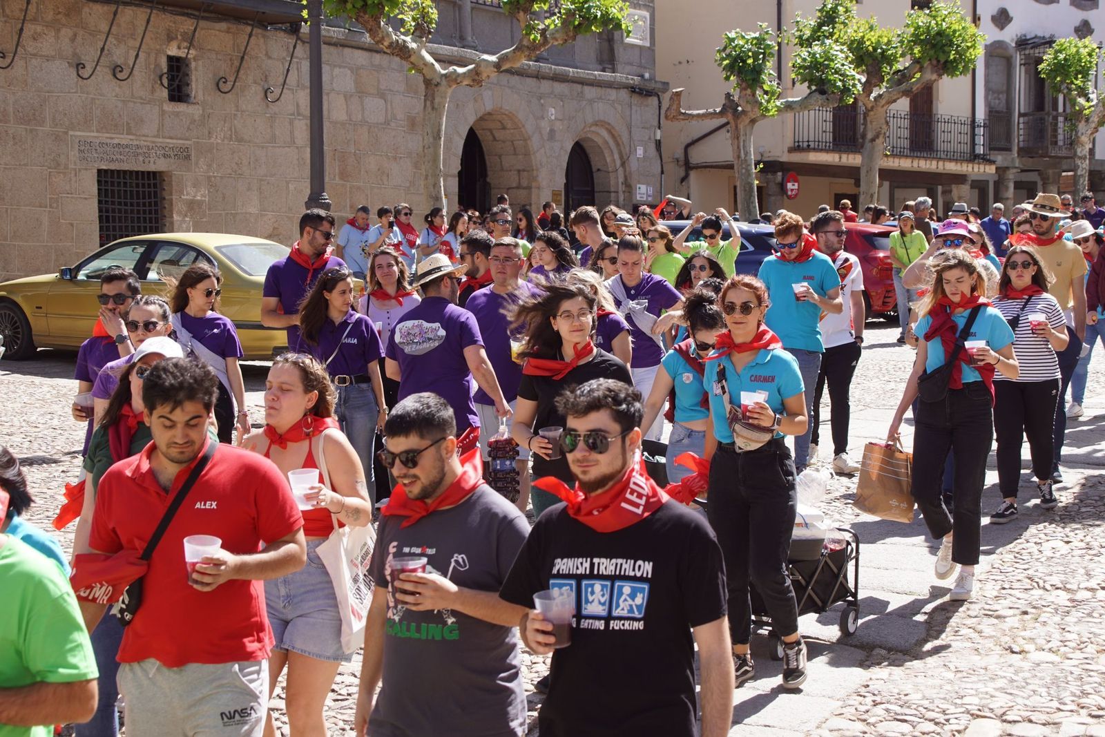 ledesma-calienta-motores-para-los-espantos-con-el-reparto-de-panuelos-y-la-salida-de-los-toros-del-prao-de-la-villa-43