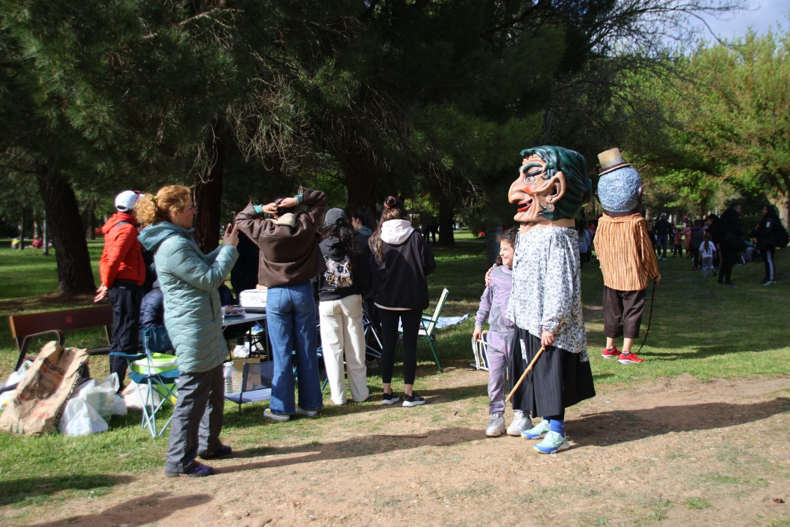 Los gigantes y cabezudos acompañados por la charanga ‘Queloque’s anima el parque de La Aldehuel