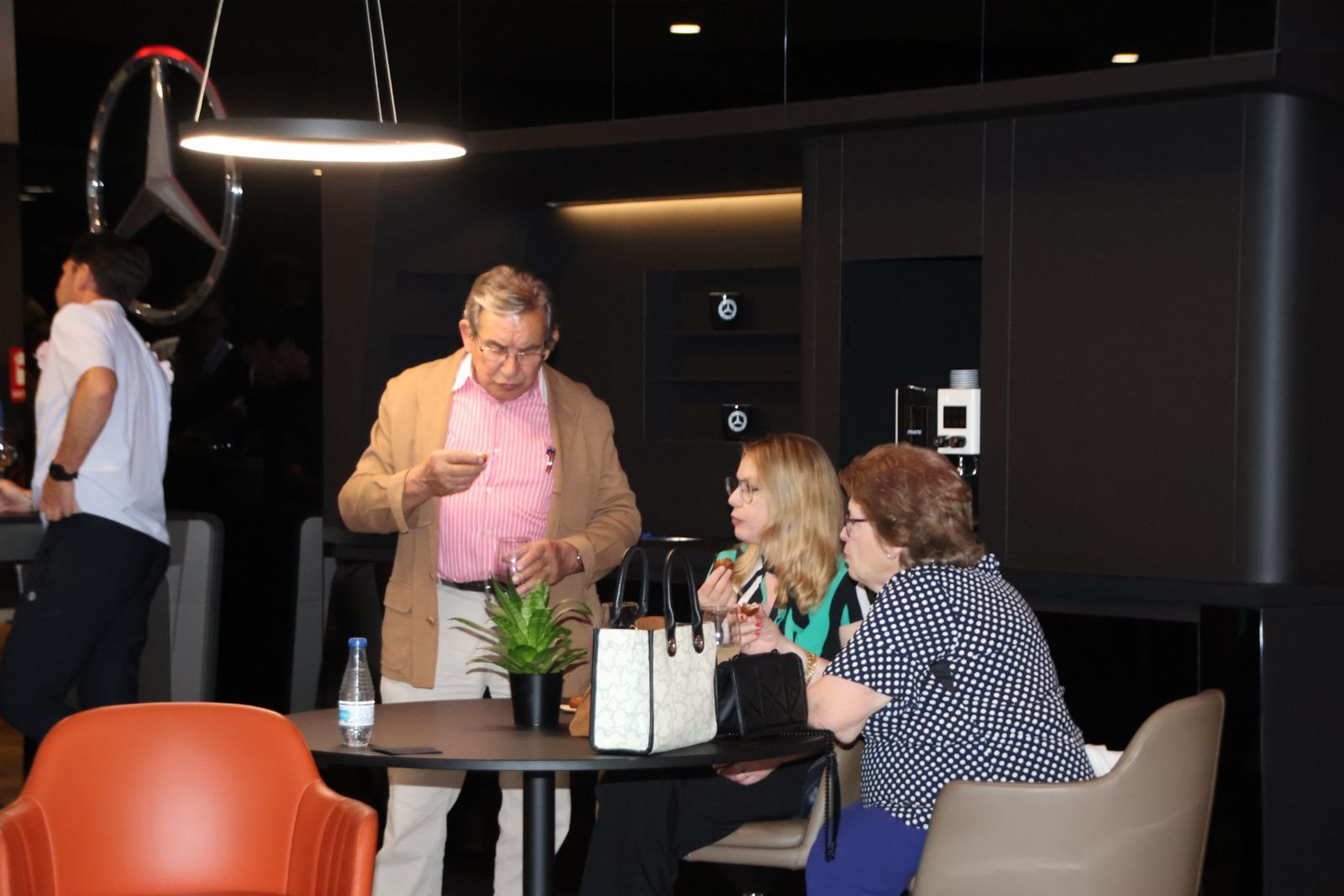 Presentación dos coches en la mercedes