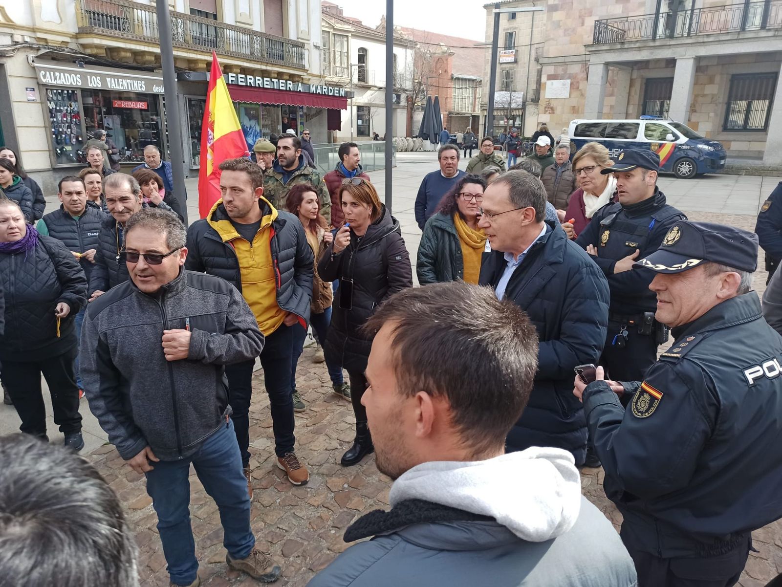 El subdelegado ha recibido a una representación de los campesinos en el hall de la Subdelegación del Gobierno