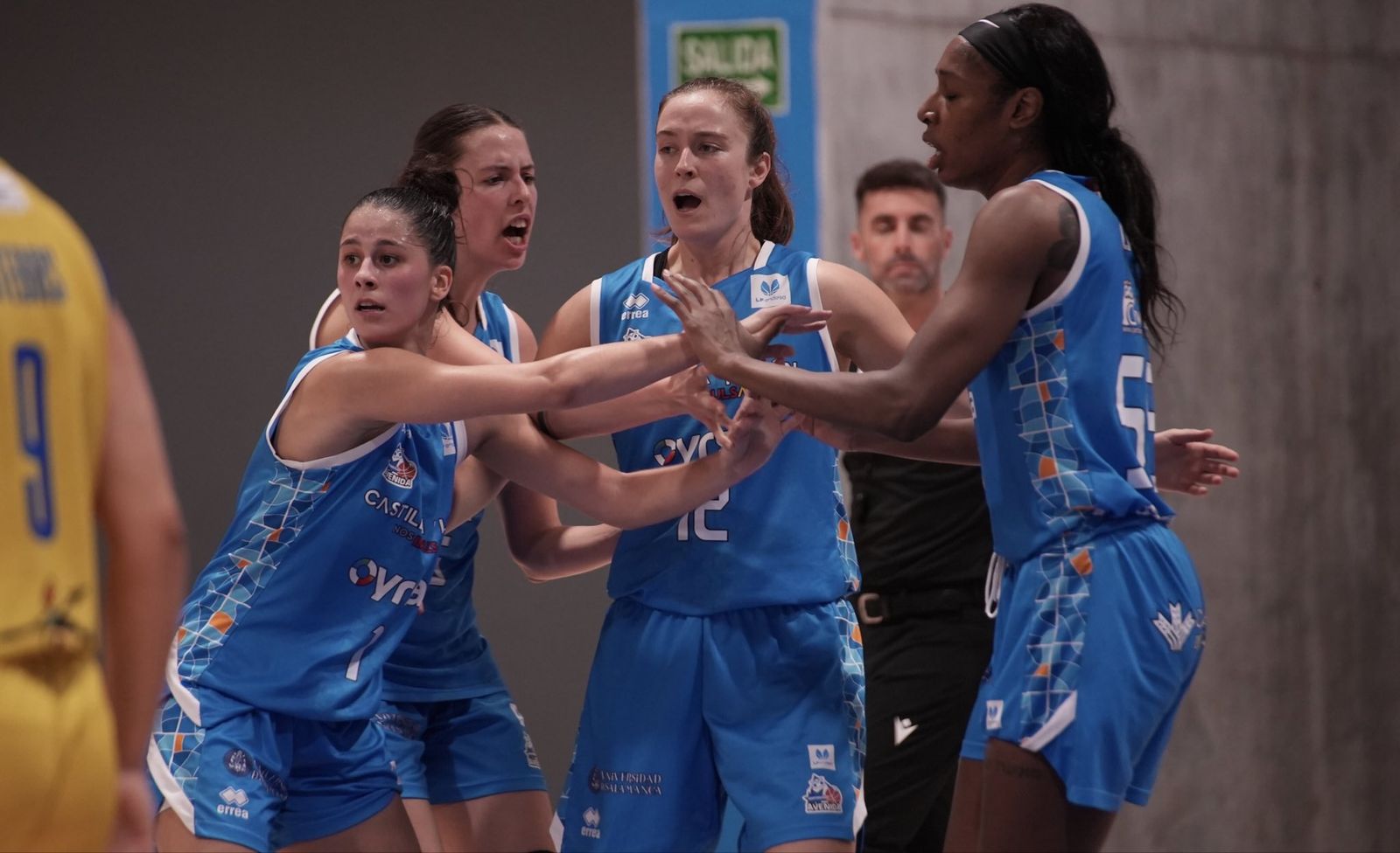 Las jugadoras de Avenida se felicitan tras una canasta