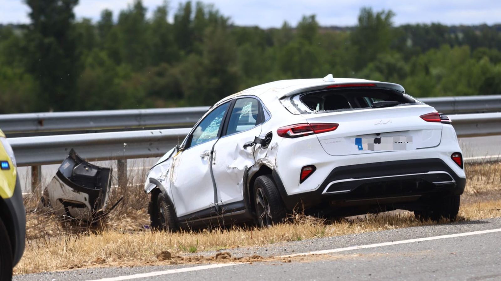 Aparatosa colisión entre dos coches en la A-50, sentido Salamanaca
