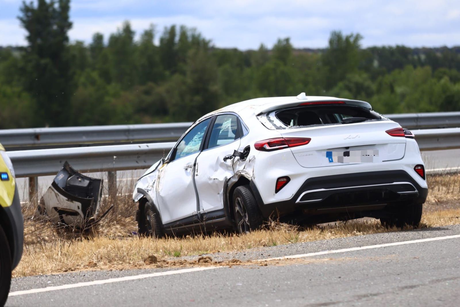 Aparatosa colisión entre dos coches en la A-50, sentido Salamanaca
