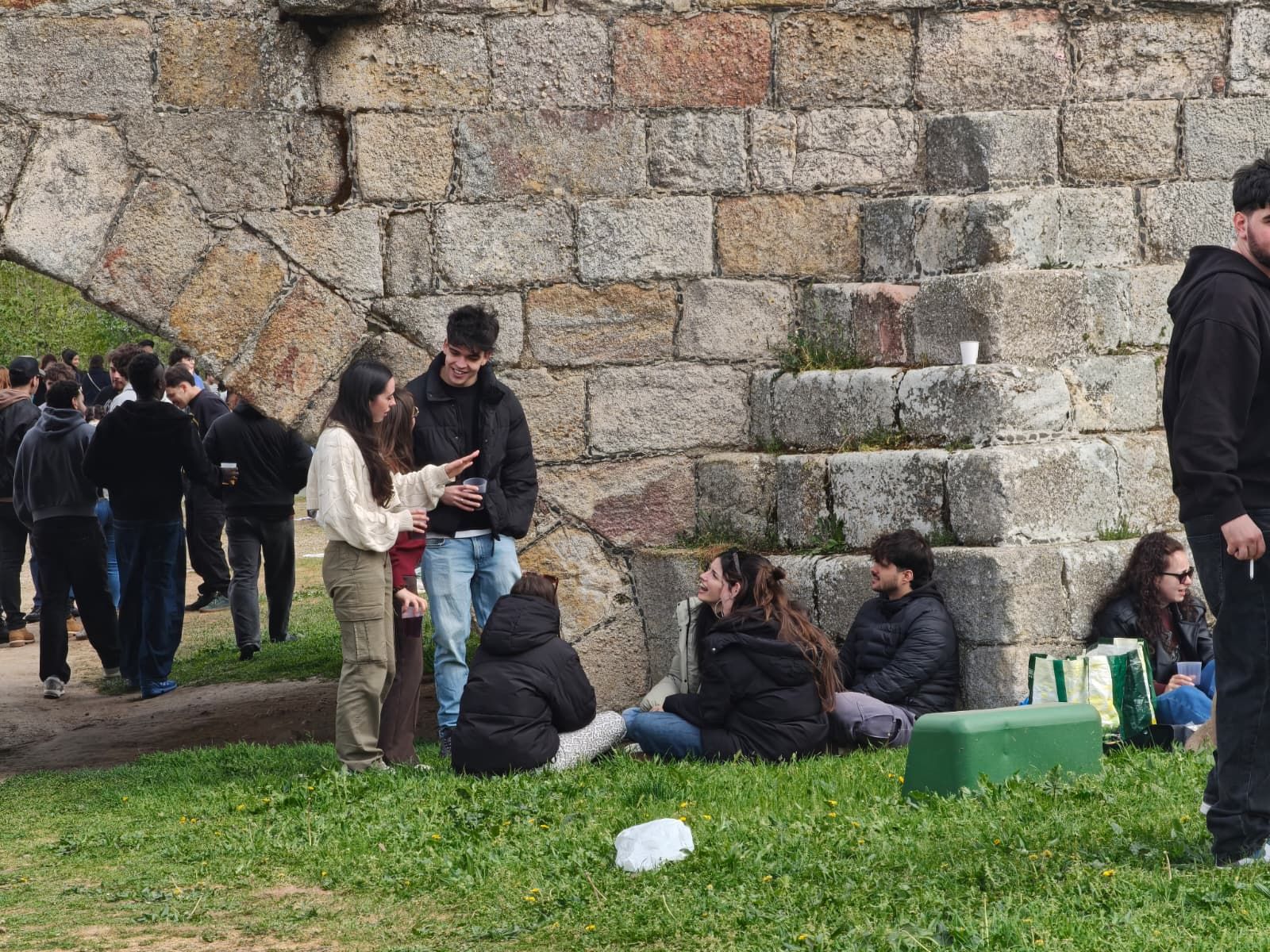 Un multitudinario Lunes de Aguas en Salamanca llena la ribera del Tormes