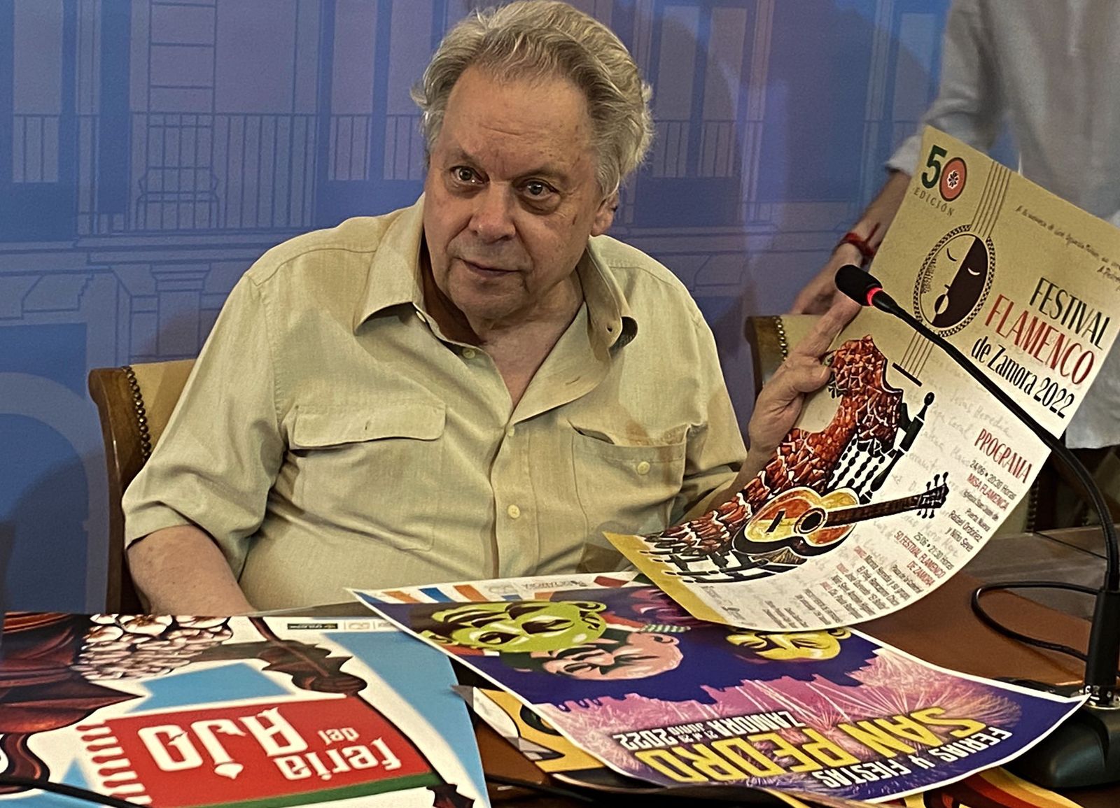 Antonio Pedrero con los carteles de las Ferias y Fiestas de San Pedro diseñados por él