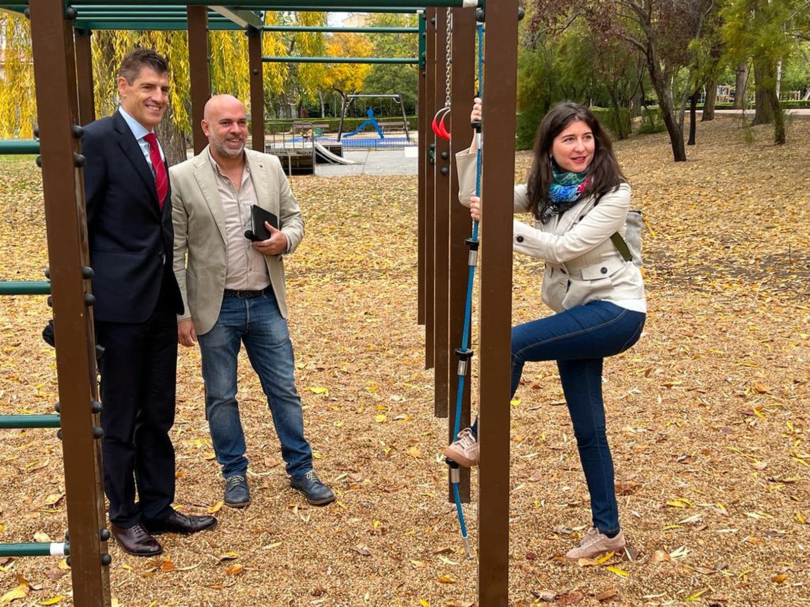 La concejala de Parques y Jardines, Miryam Rodríguez presenta la zona de calistenia y vóleyplaya en el Parque de los Jesuitas. Foto S24H (2)