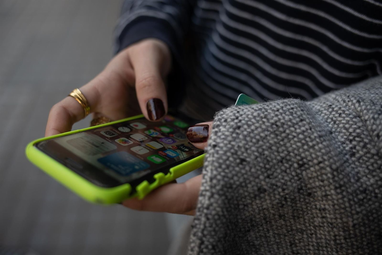 Una persona usa el teléfono móvil Una persona usa el teléfono móvil