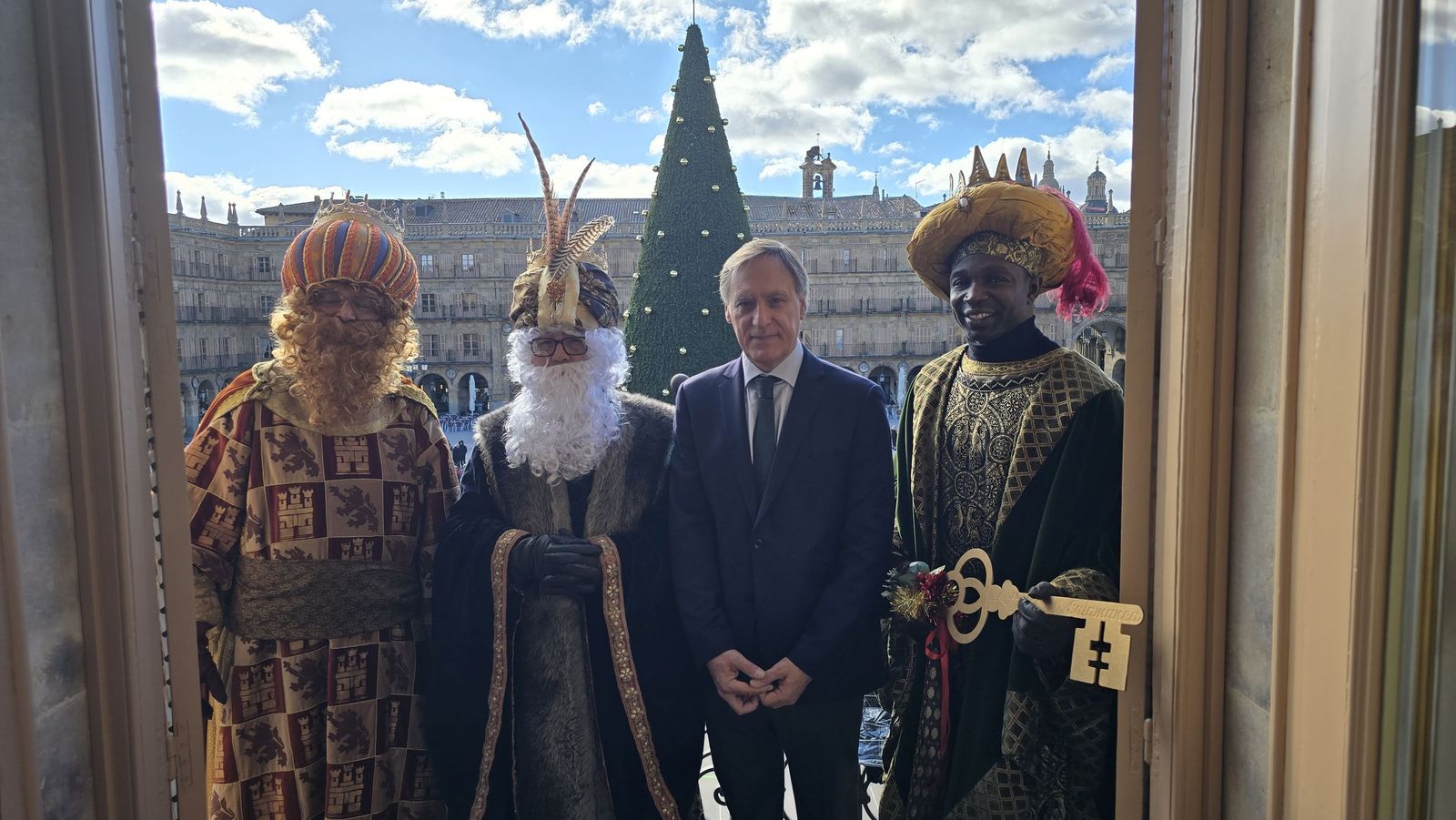 El alcalde de Salamanca, Carlos García Carbayo, recibe a sus Majestades los Reyes Magos y Concierto de Chloe DelaRosa en la Plaza Mayor